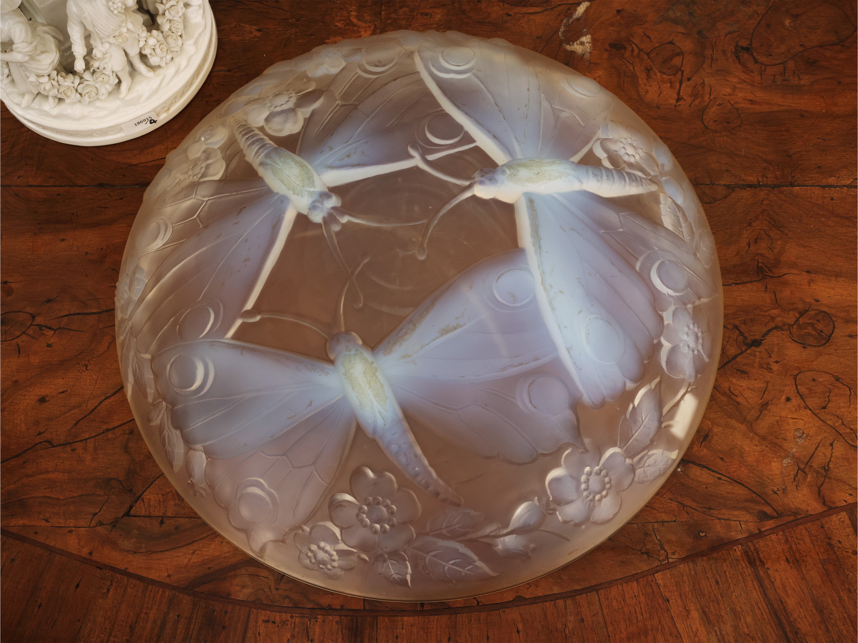 Verlys, Piatto Art Déco in vetro opalescente con decorazione a tre farfalle e motivi floreali (Fr...
