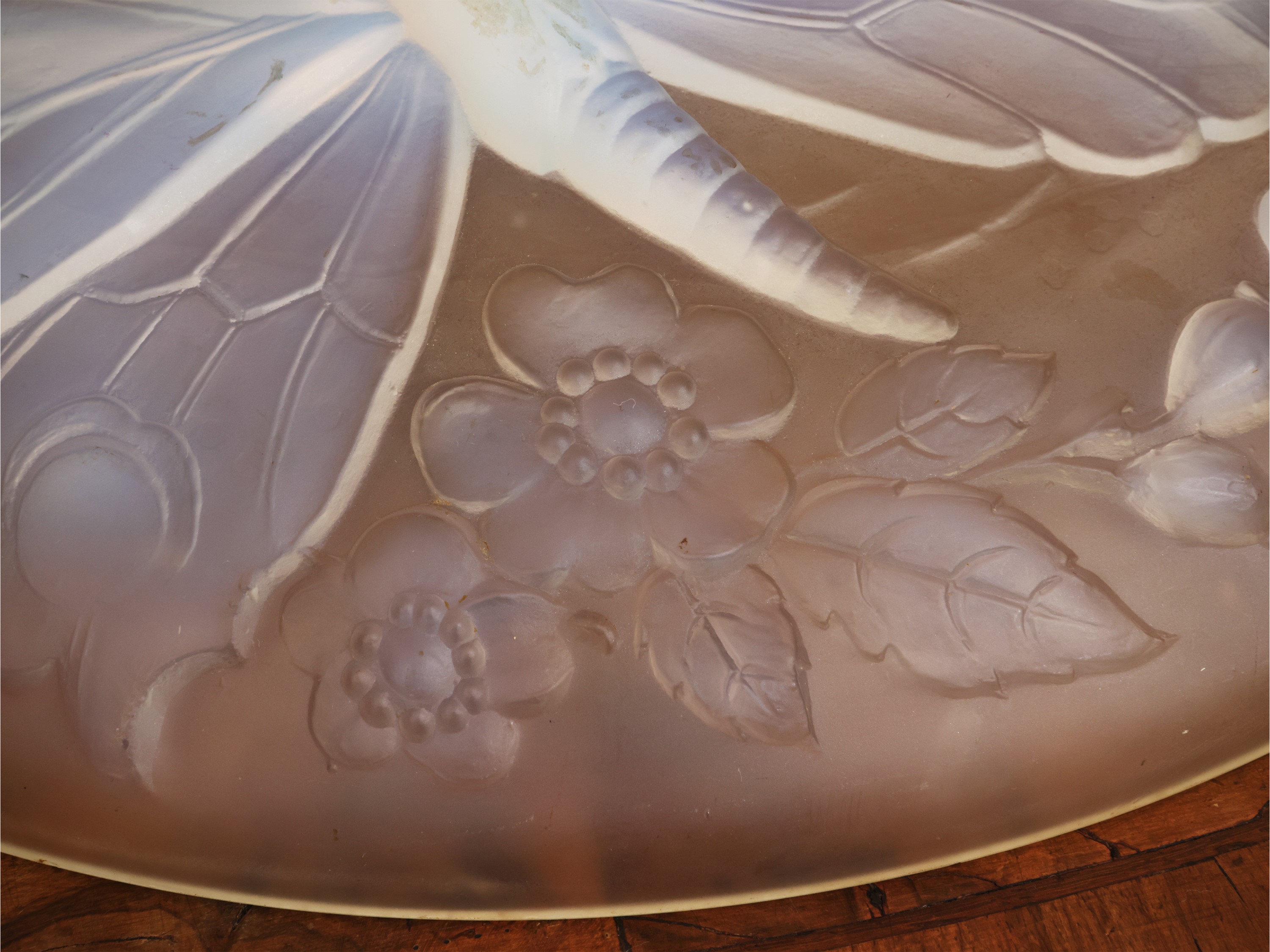 Verlys, Piatto Art Déco in vetro opalescente con decorazione a tre farfalle e motivi floreali (Fr...