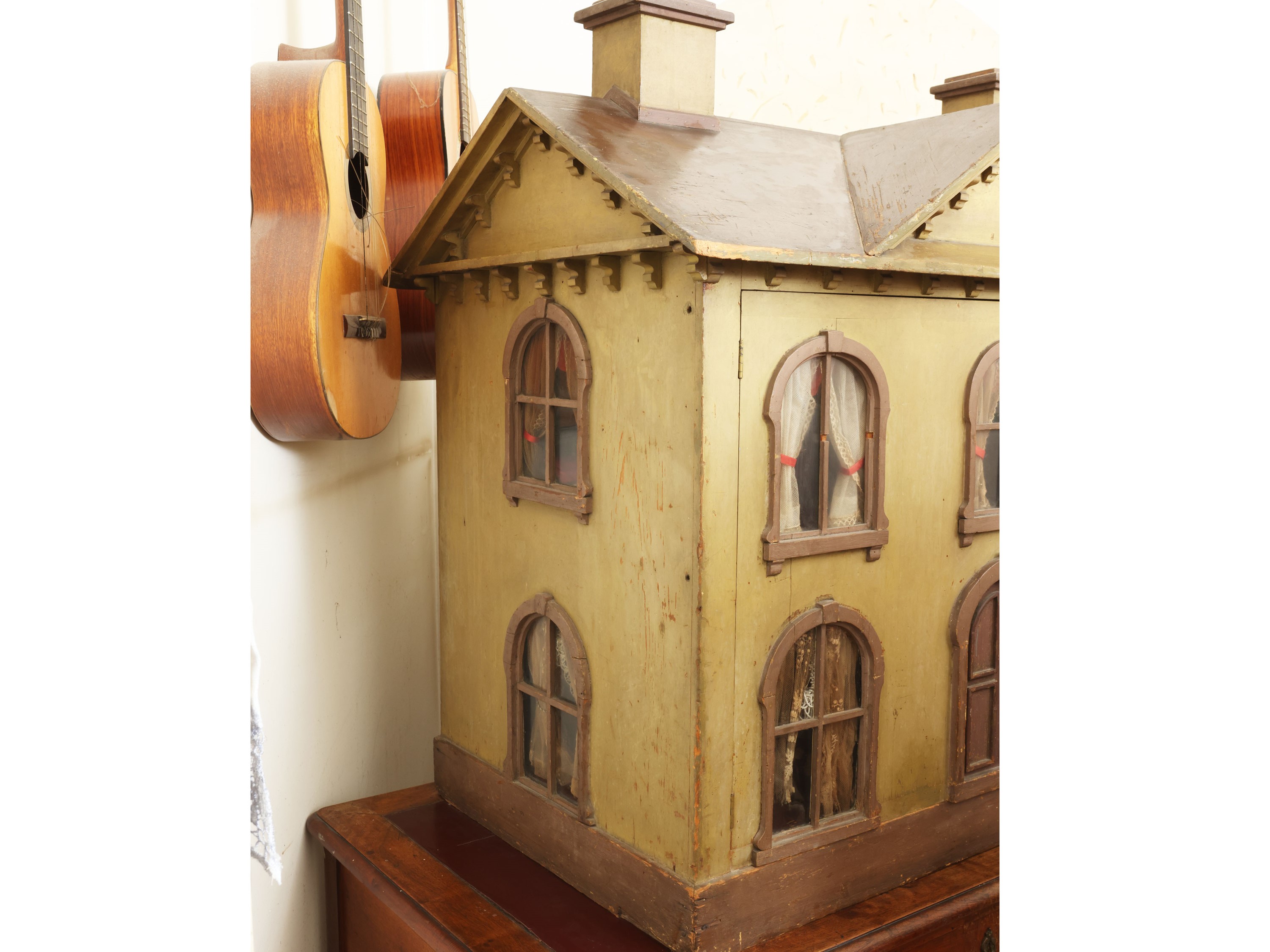 Grande casa per bambole in legno dipinto, facciata con cinque finestre e impianto elettrico (Germ...