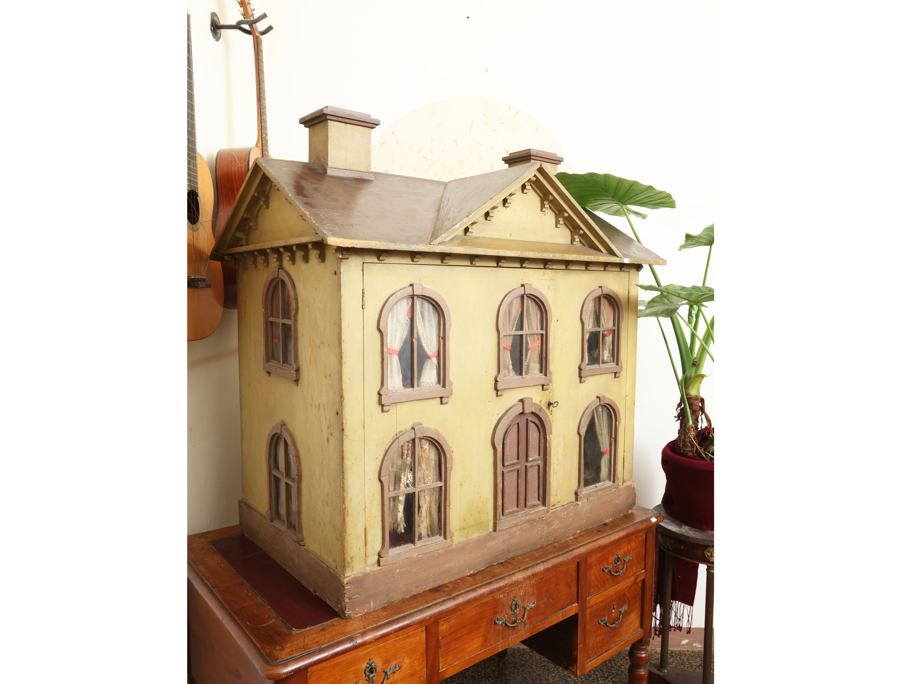 Grande casa per bambole in legno dipinto, facciata con cinque finestre e impianto elettrico (Germ...