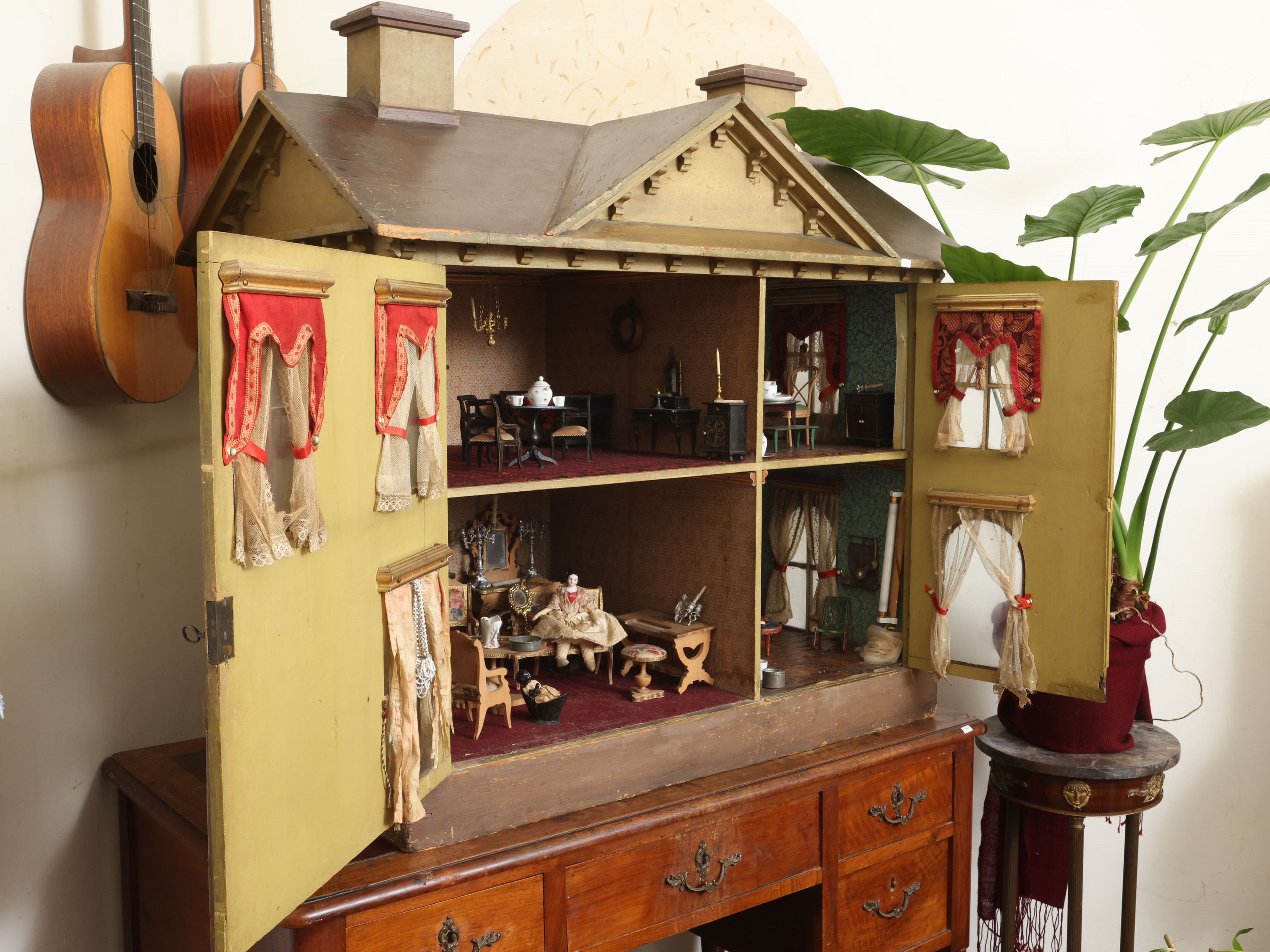 Grande casa per bambole in legno dipinto, facciata con cinque finestre e impianto elettrico (Germ...
