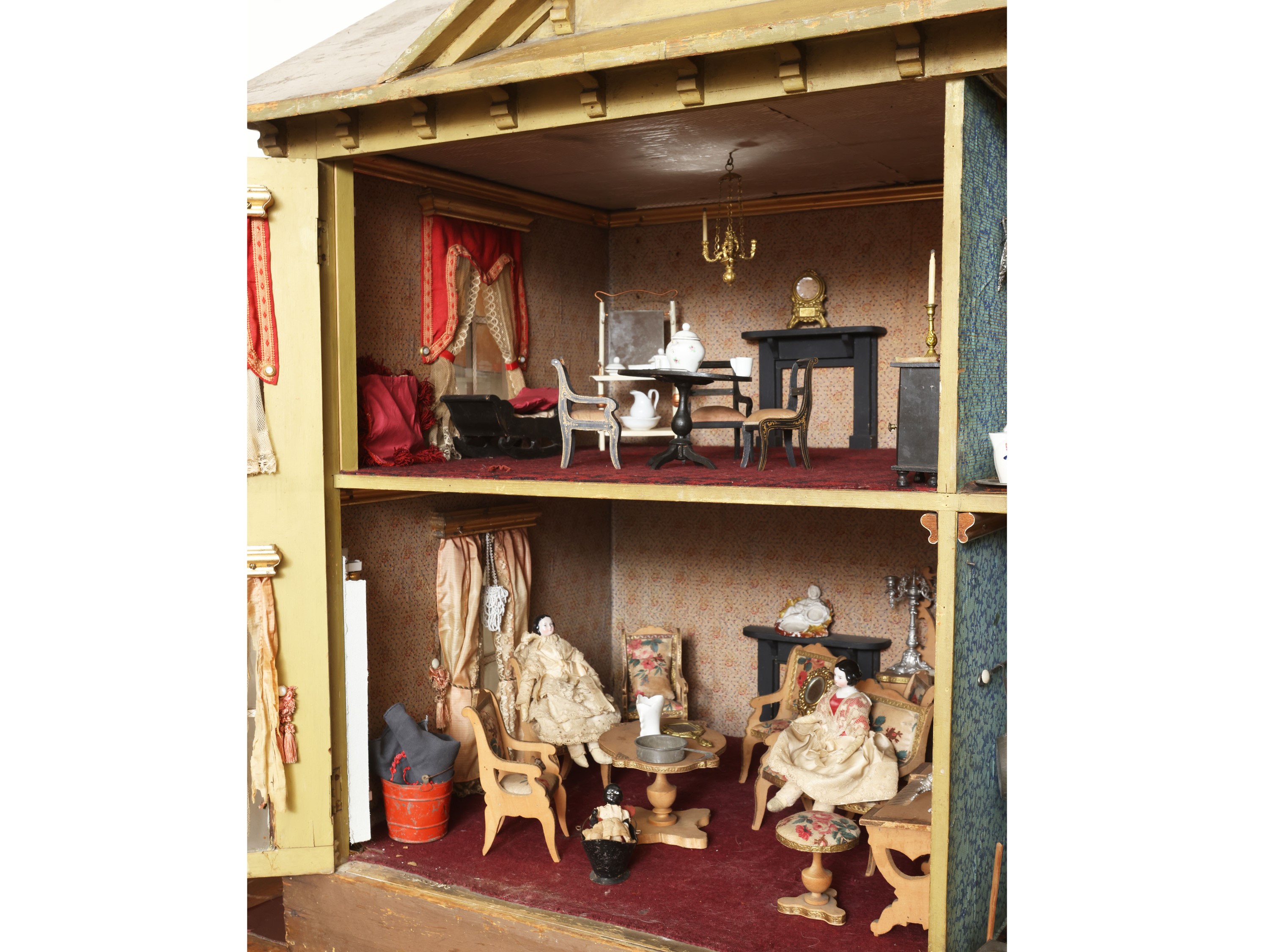 Grande casa per bambole in legno dipinto, facciata con cinque finestre e impianto elettrico (Germ...