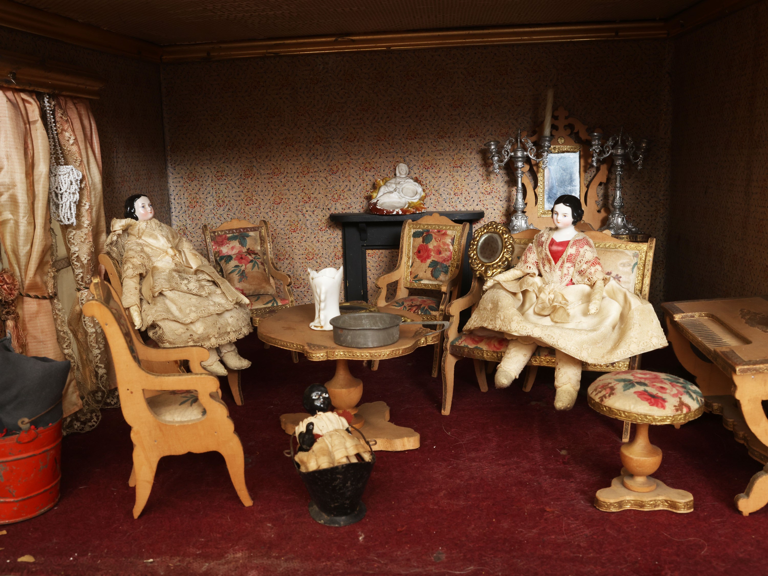Grande casa per bambole in legno dipinto, facciata con cinque finestre e impianto elettrico (Germ...