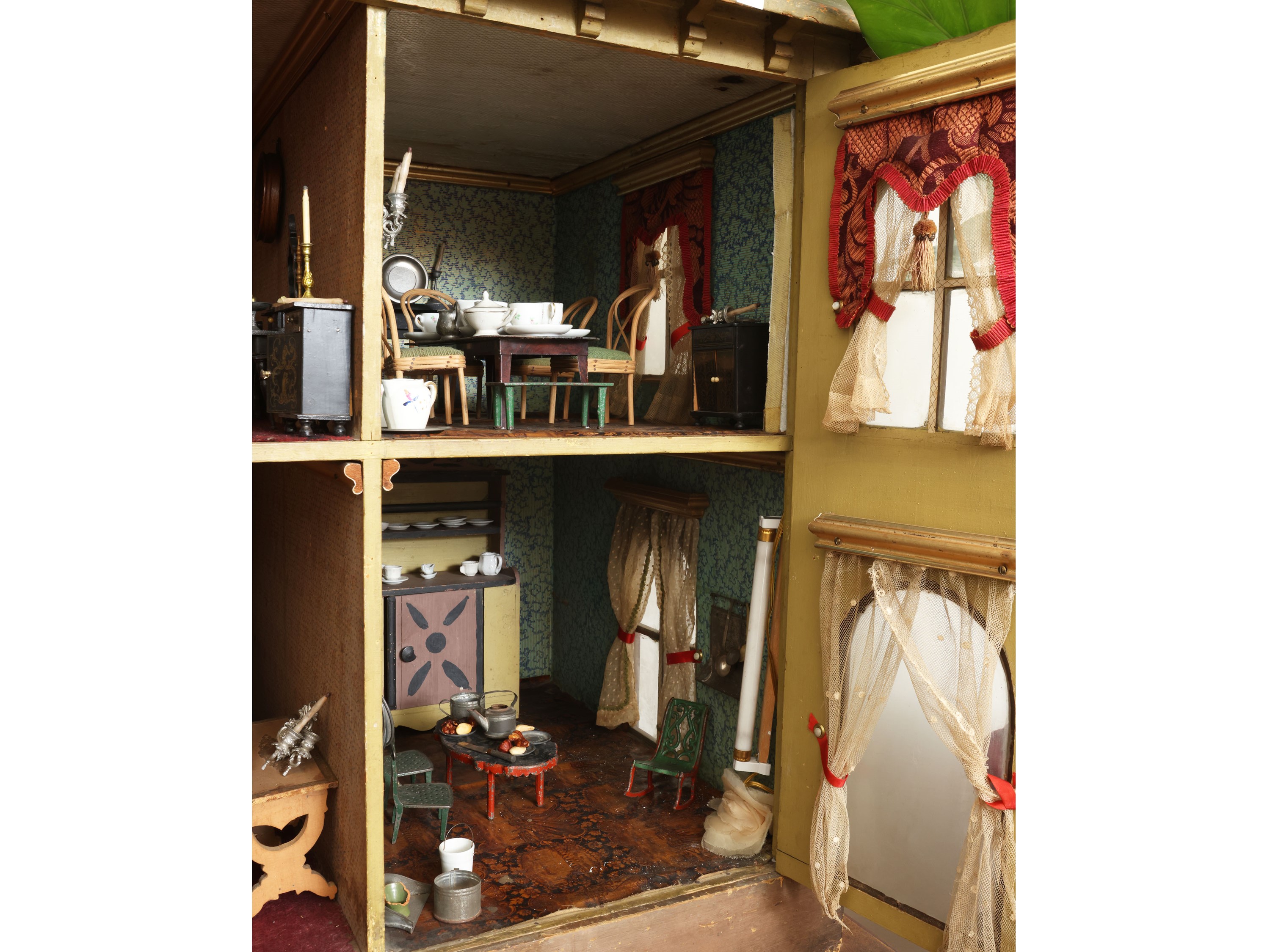 Grande casa per bambole in legno dipinto, facciata con cinque finestre e impianto elettrico (Germ...