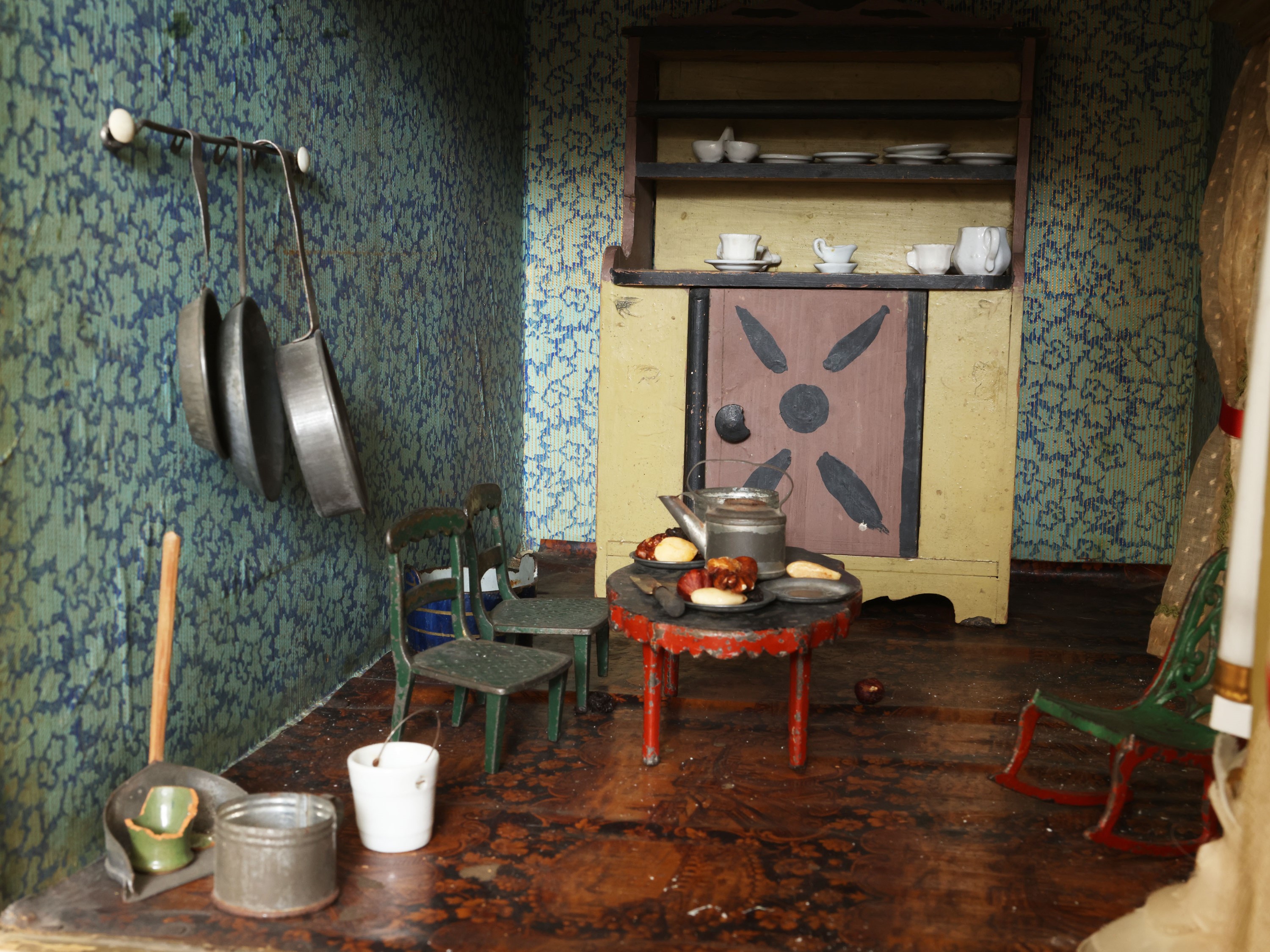 Grande casa per bambole in legno dipinto, facciata con cinque finestre e impianto elettrico (Germ...