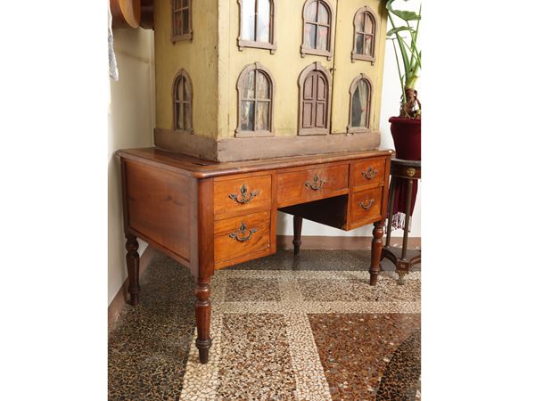 Center desk in walnut