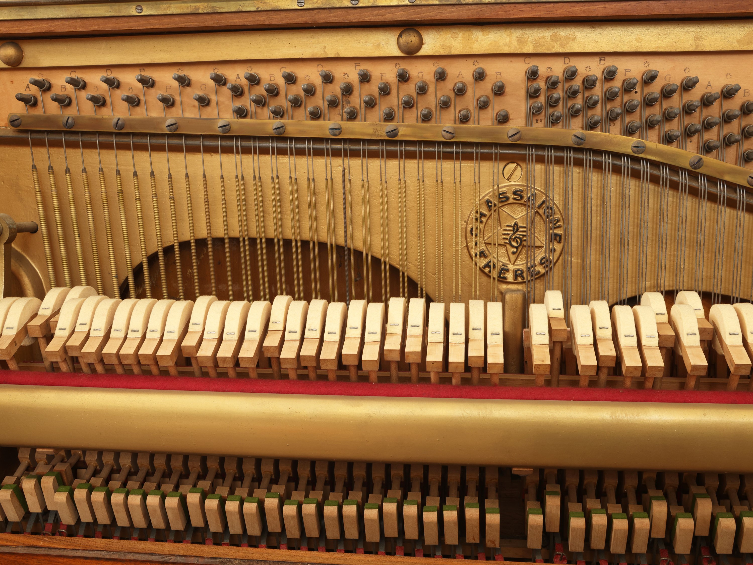 Pianoforte verticale, impiallacciato e intarsiato in noce e piuma di noce