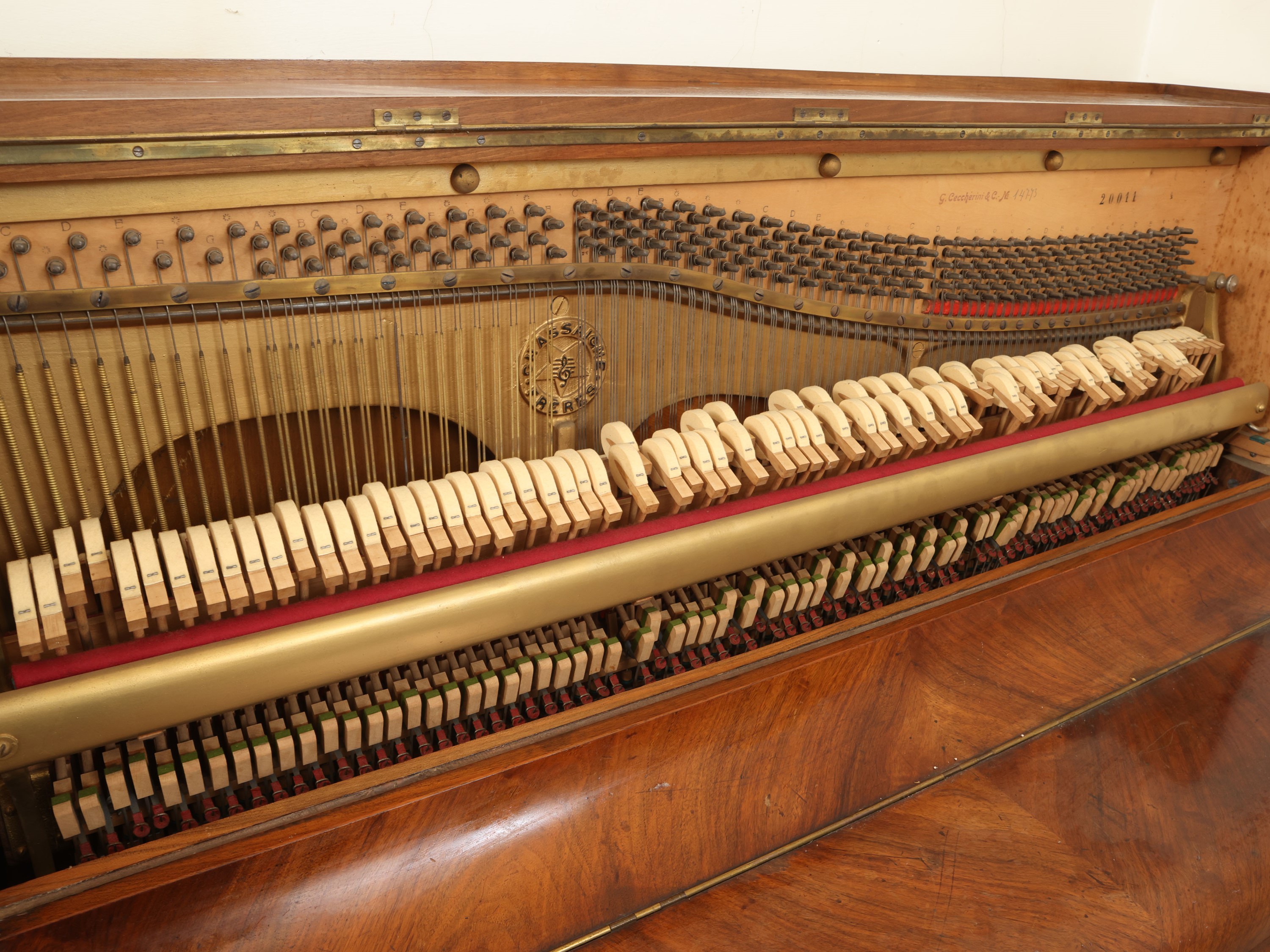 Pianoforte verticale, impiallacciato e intarsiato in noce e piuma di noce