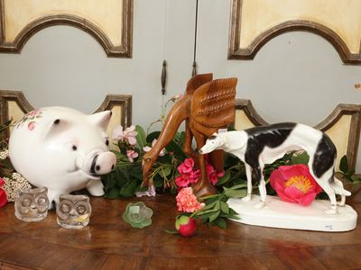 Curiosità animalier, gruppo in ceramica e salvadanaio a foggia di porcellino