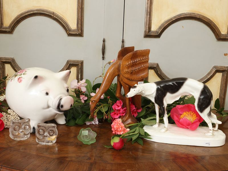 Curiosità animalier, gruppo in ceramica e salvadanaio a foggia di porcellino