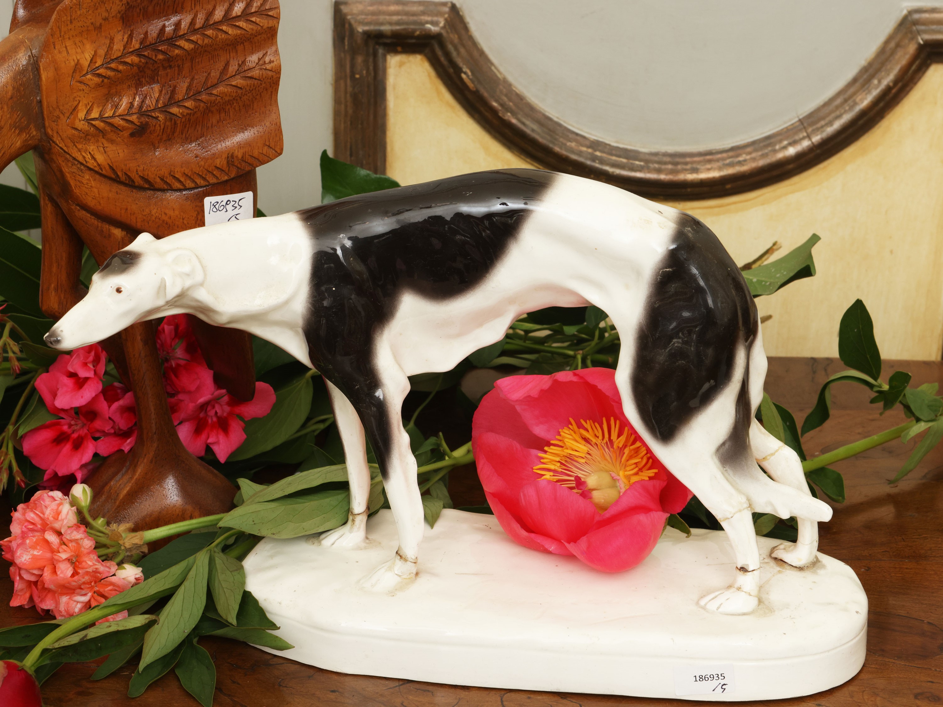 Curiosità animalier, gruppo in ceramica e salvadanaio a foggia di porcellino
