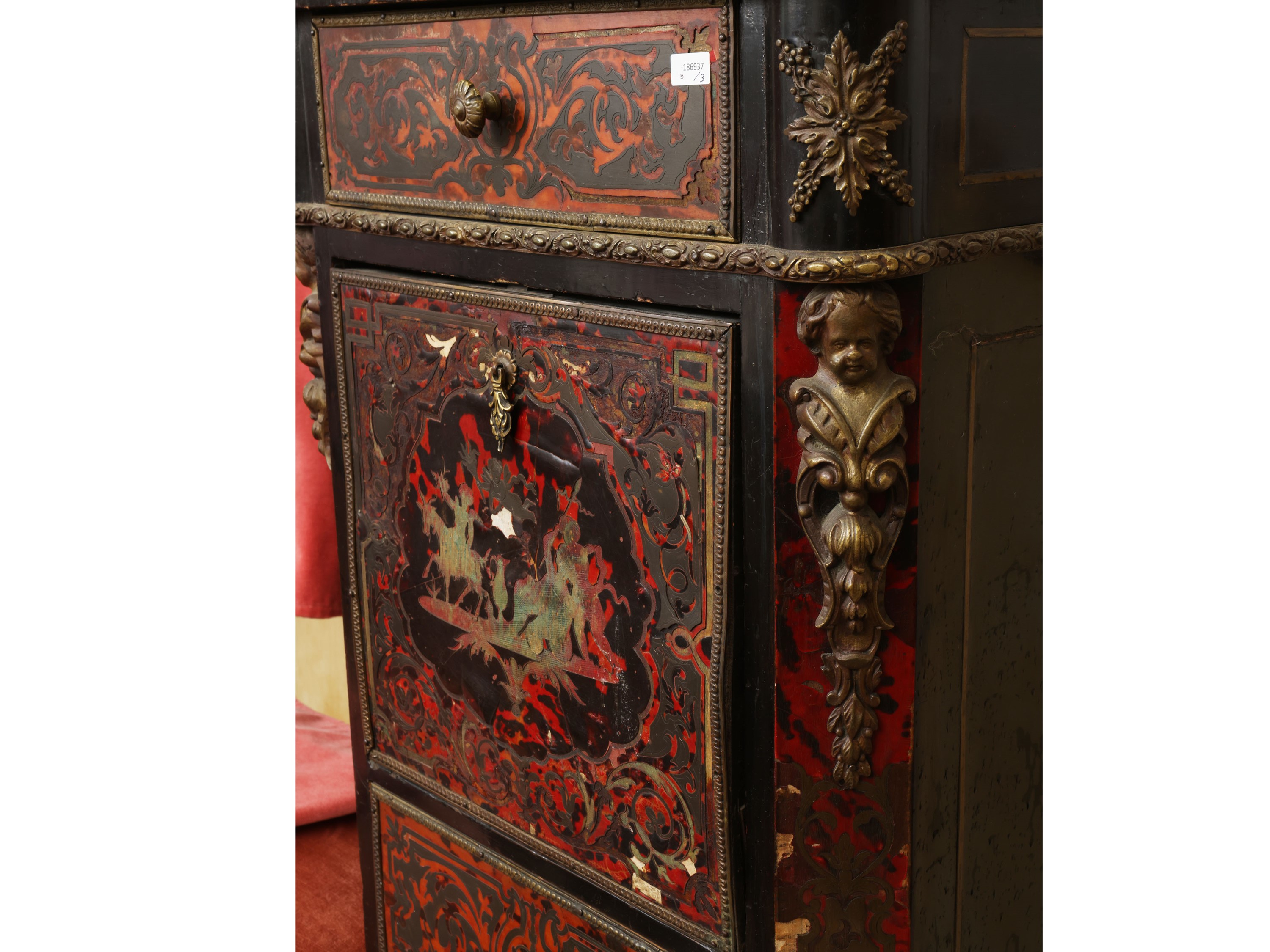 Complementi di arredo d’epoca, piccola cassettiera imitazione Boulle, sedia in noce e piccolo tap...