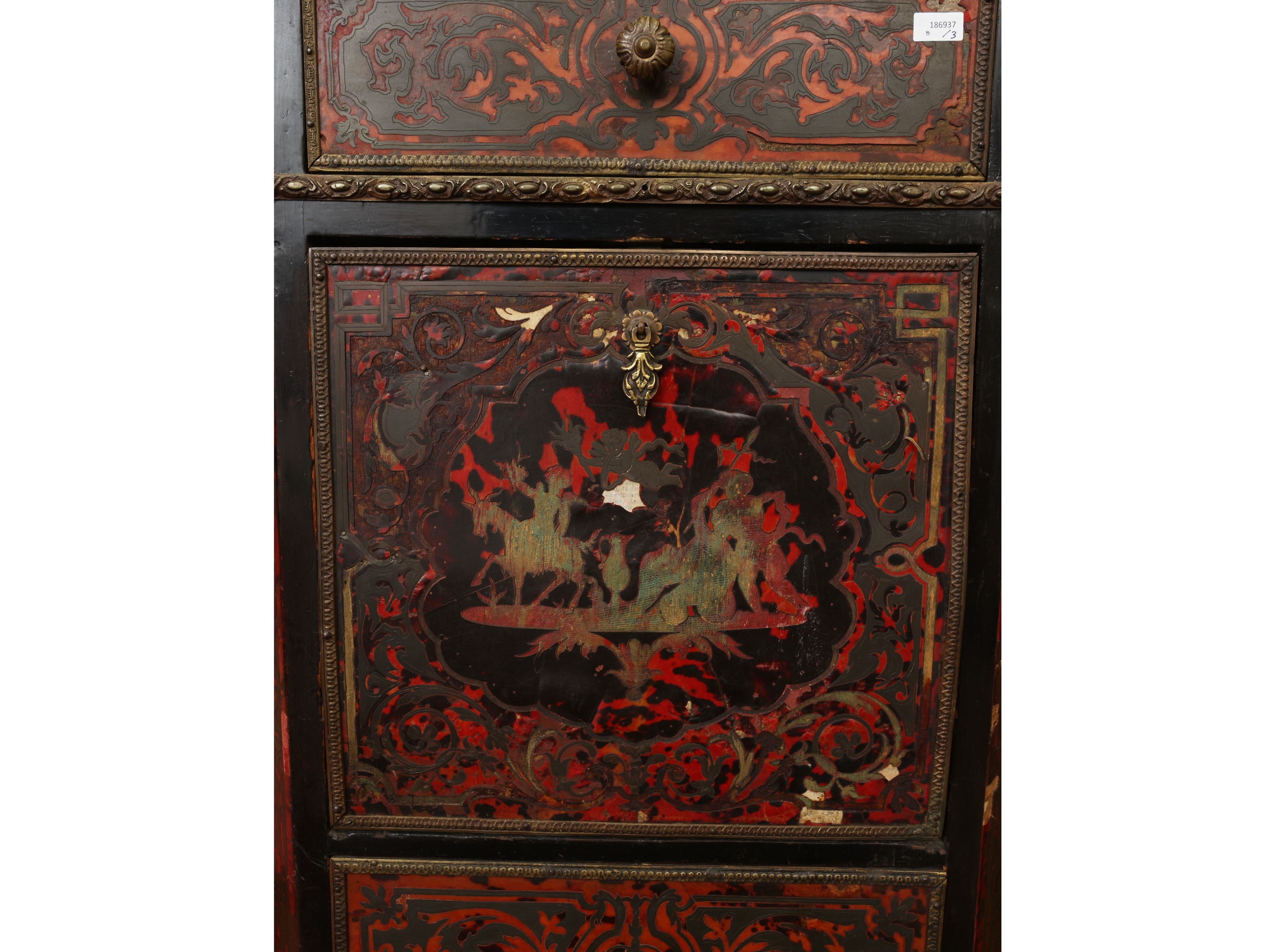 Complementi di arredo d’epoca, piccola cassettiera imitazione Boulle, sedia in noce e piccolo tap...