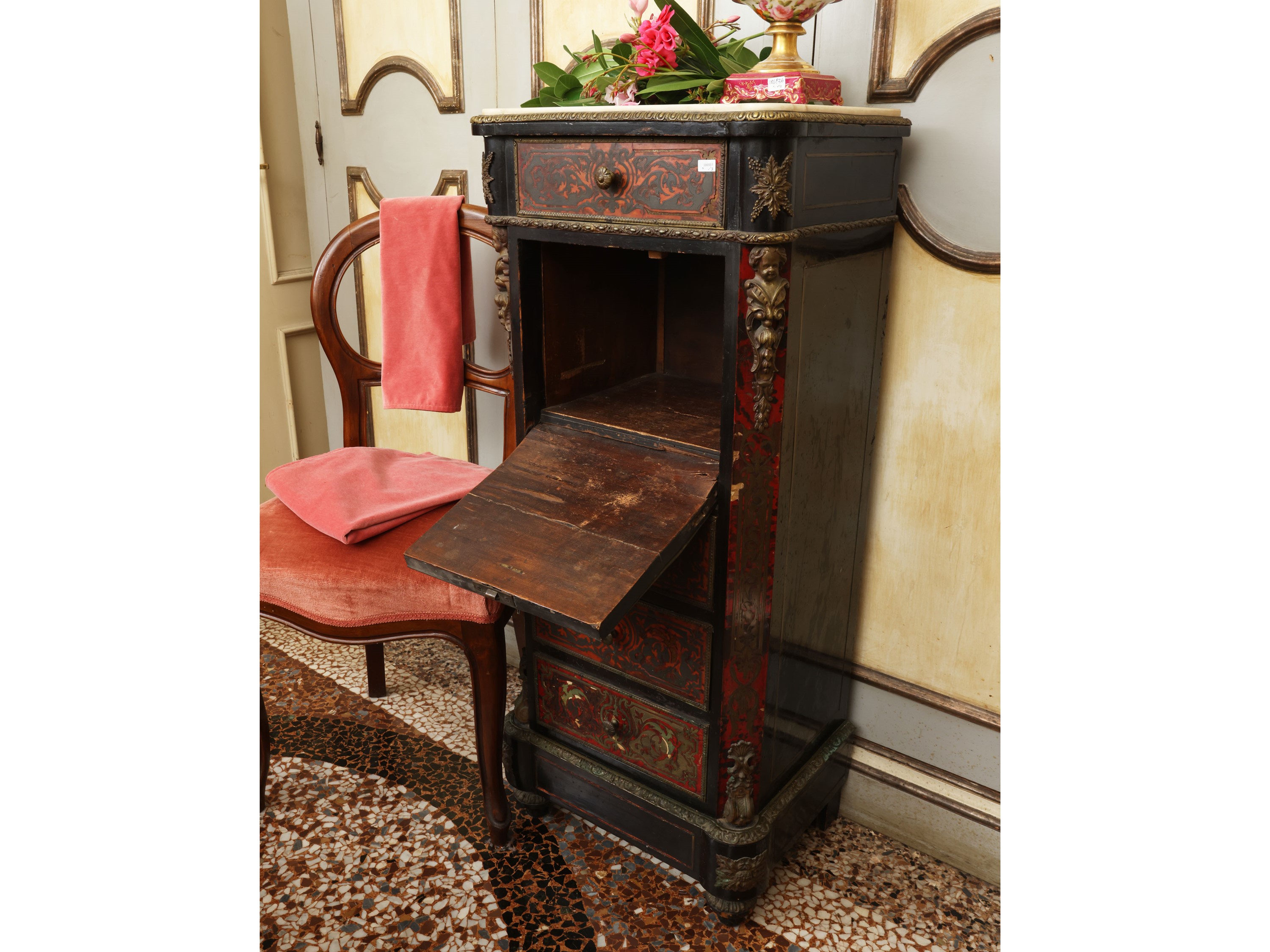 Complementi di arredo d’epoca, piccola cassettiera imitazione Boulle, sedia in noce e piccolo tap...