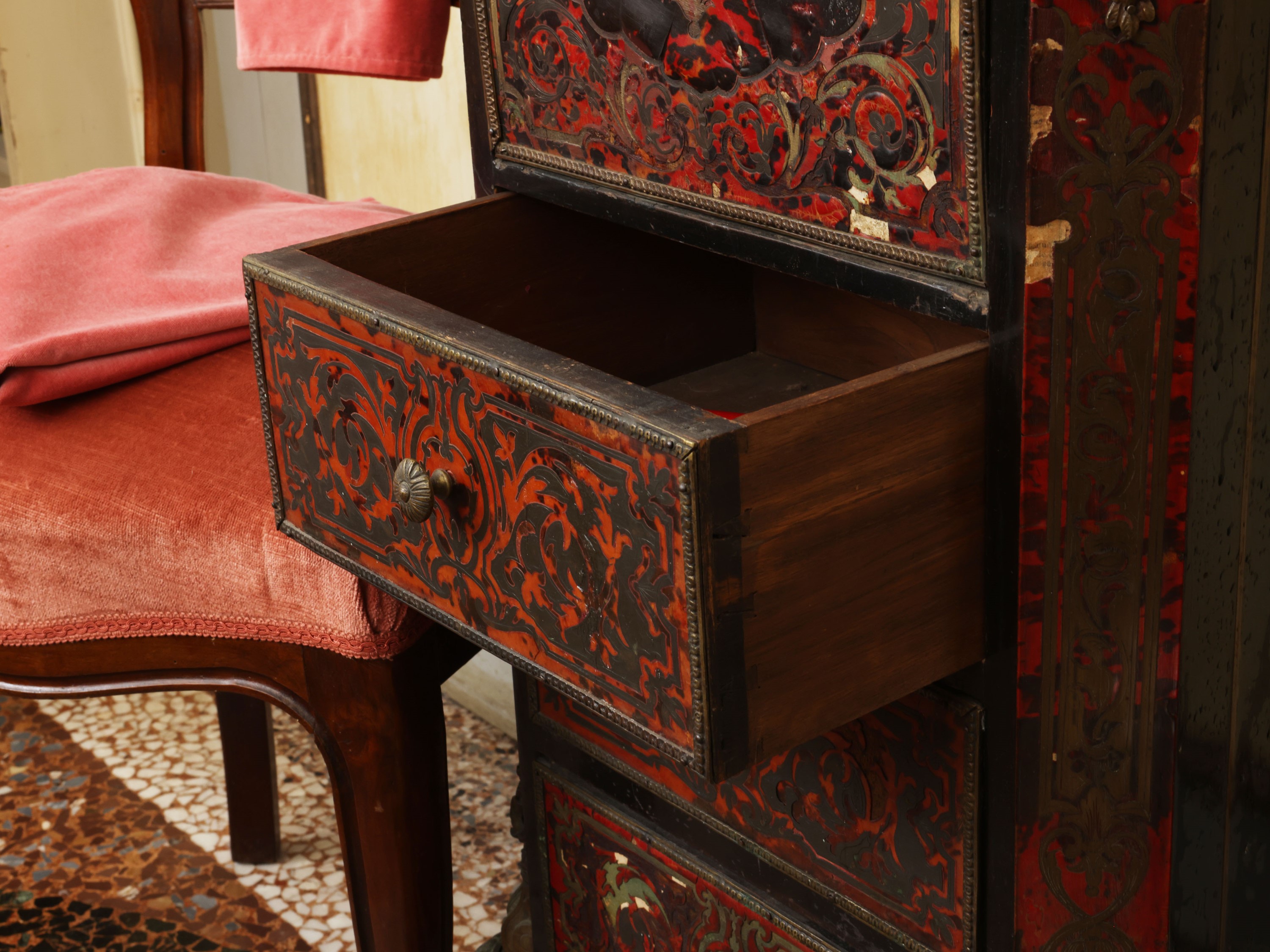 Complementi di arredo d’epoca, piccola cassettiera imitazione Boulle, sedia in noce e piccolo tap...