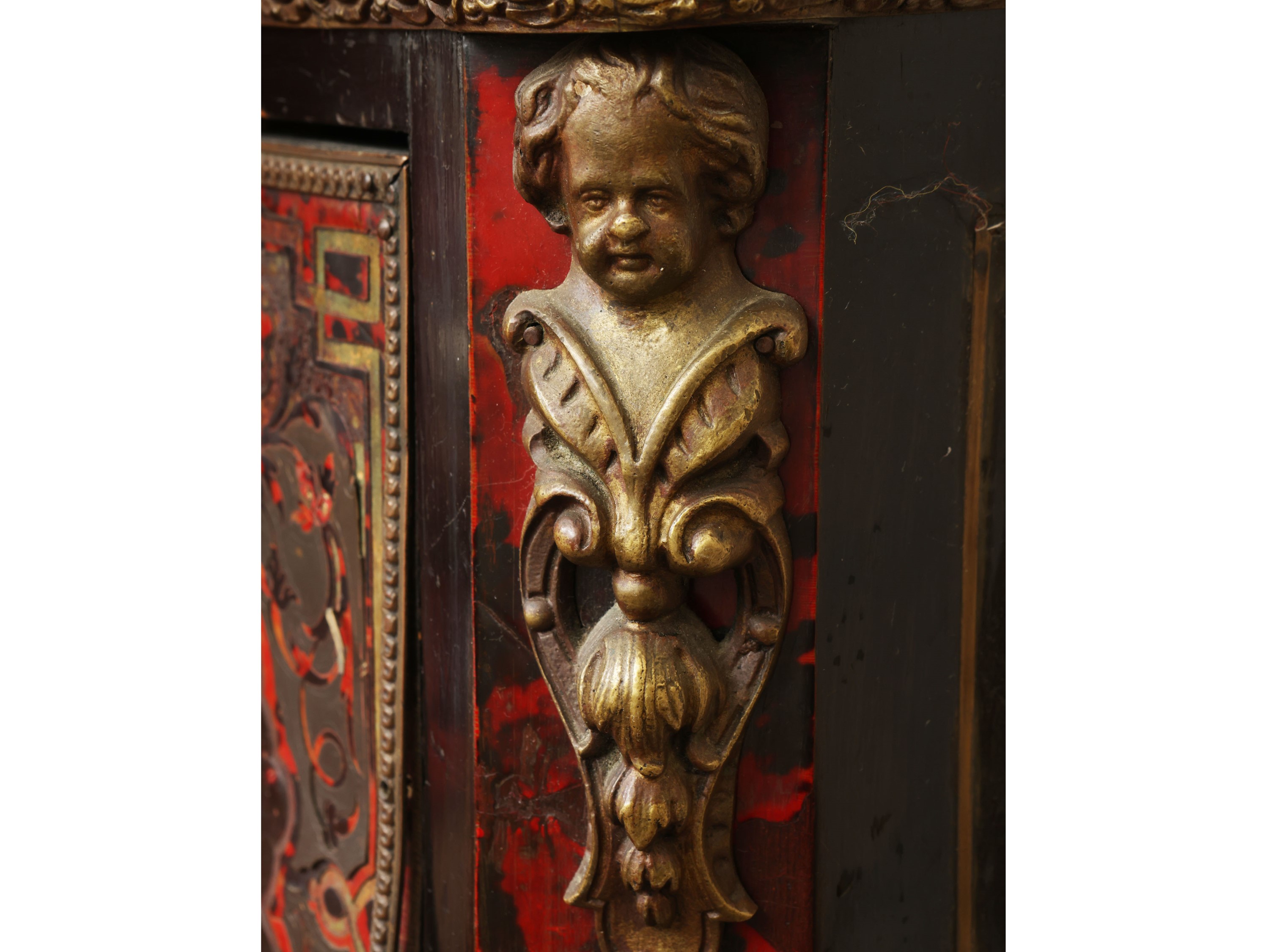 Complementi di arredo d’epoca, piccola cassettiera imitazione Boulle, sedia in noce e piccolo tap...