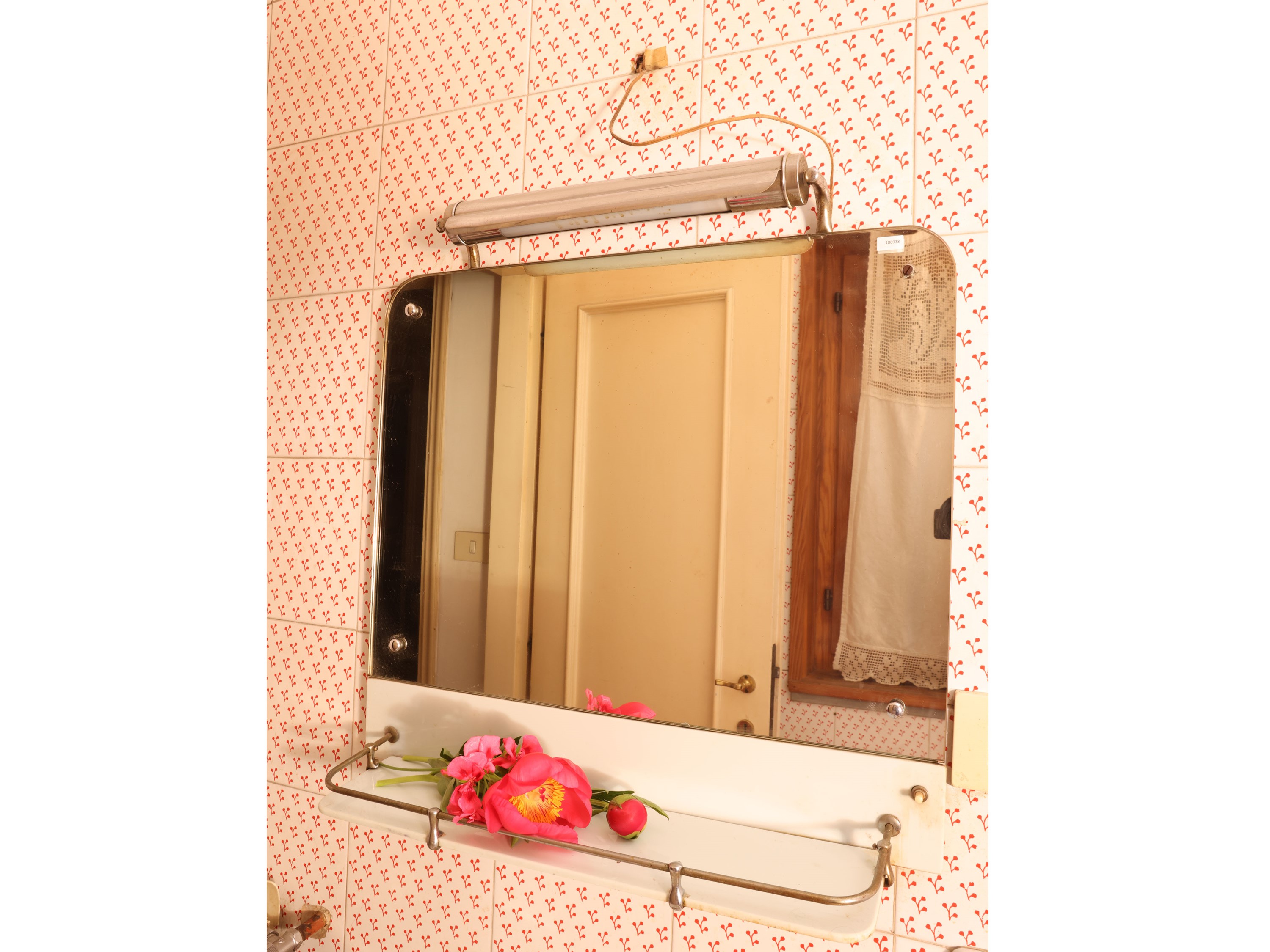 Piccola specchiera da bagno vintage, con mensolina in vetro opalino e luce, prima metà del XX sec...