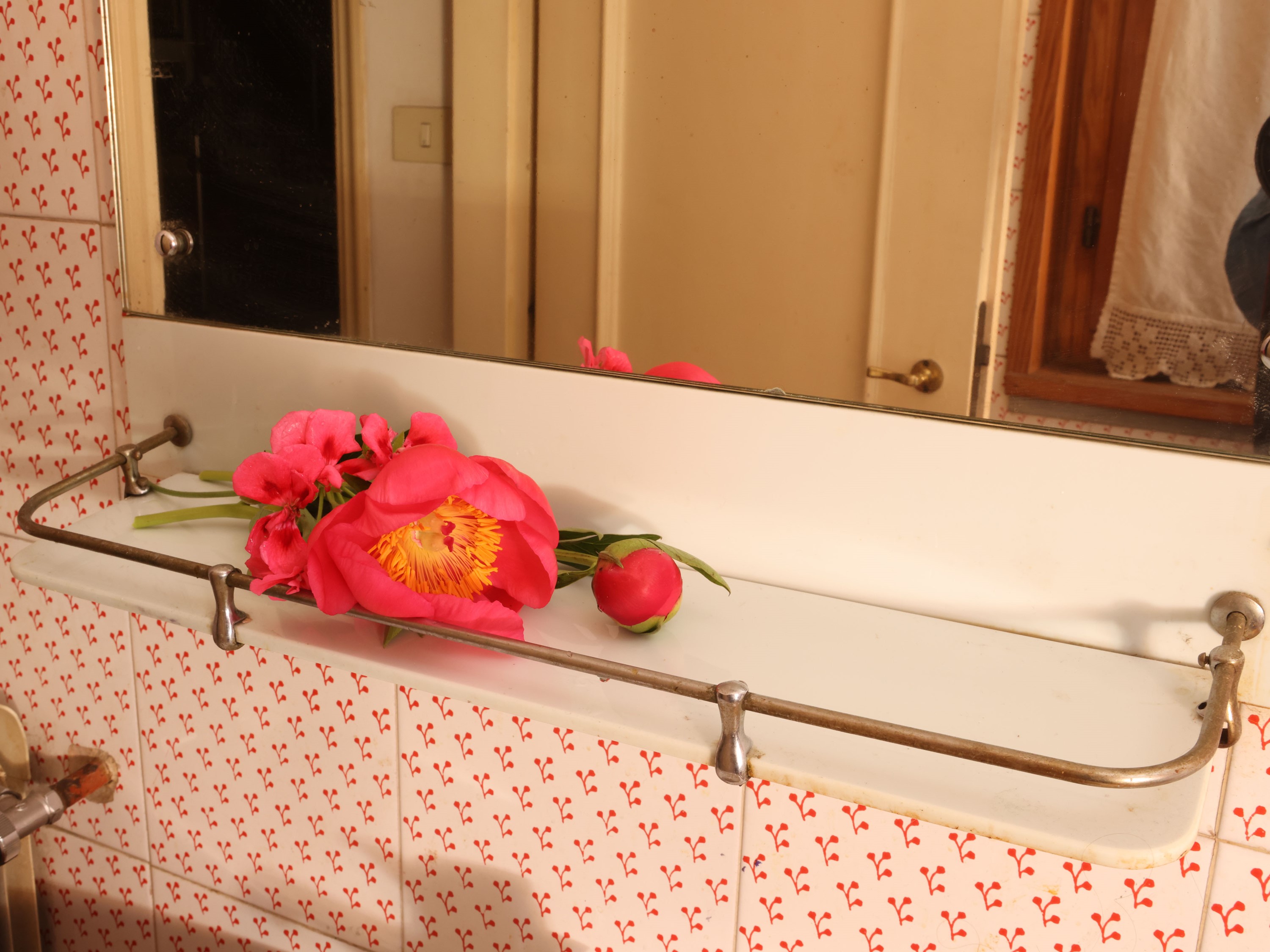 Piccola specchiera da bagno vintage, con mensolina in vetro opalino e luce, prima metà del XX sec...