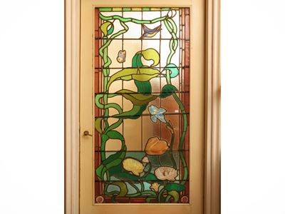 Vetrata Art Nouveau, legatura a piombo con motivi naturalistici in rilievo