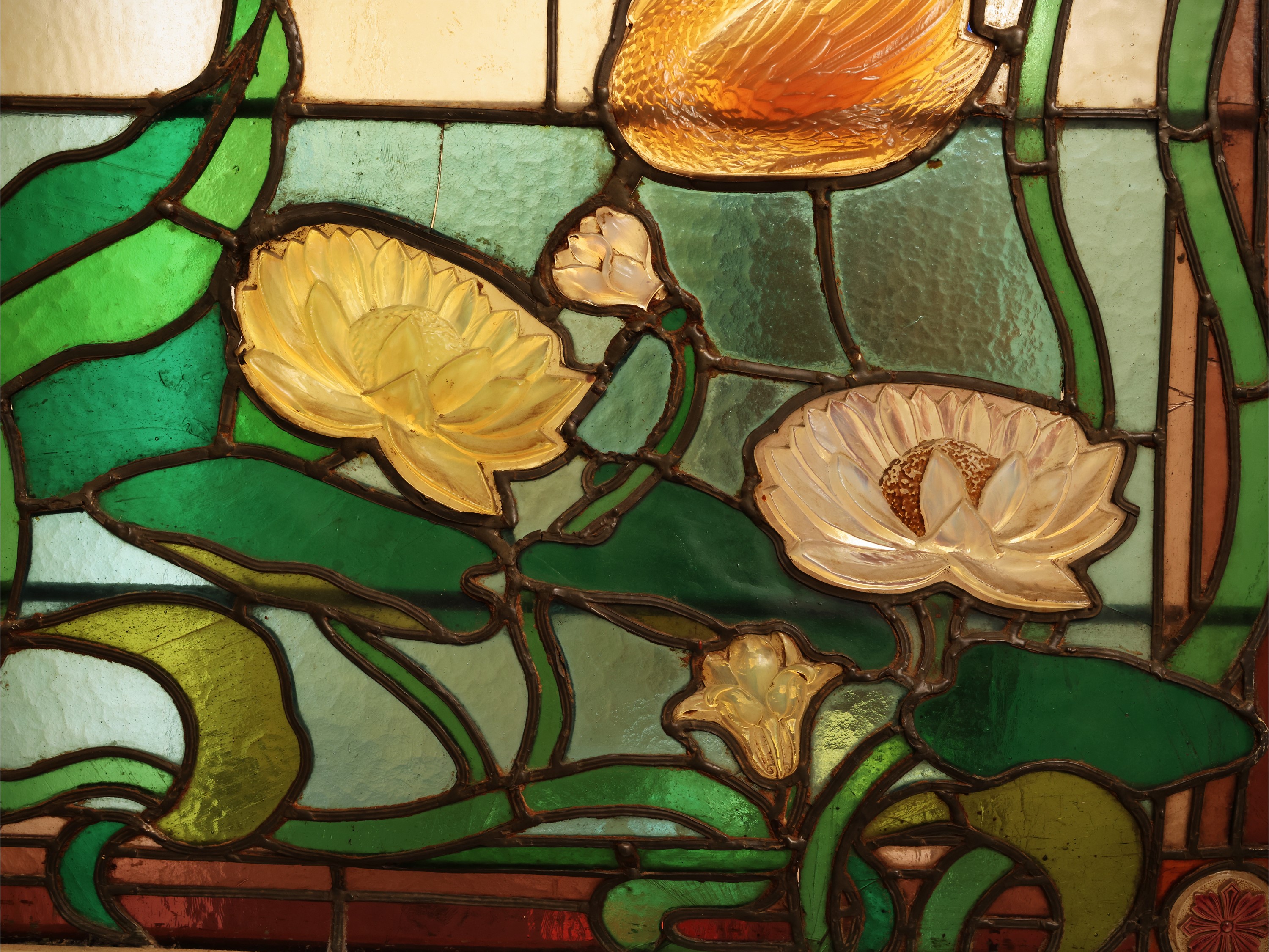Vetrata Art Nouveau, legatura a piombo con motivi naturalistici in rilievo