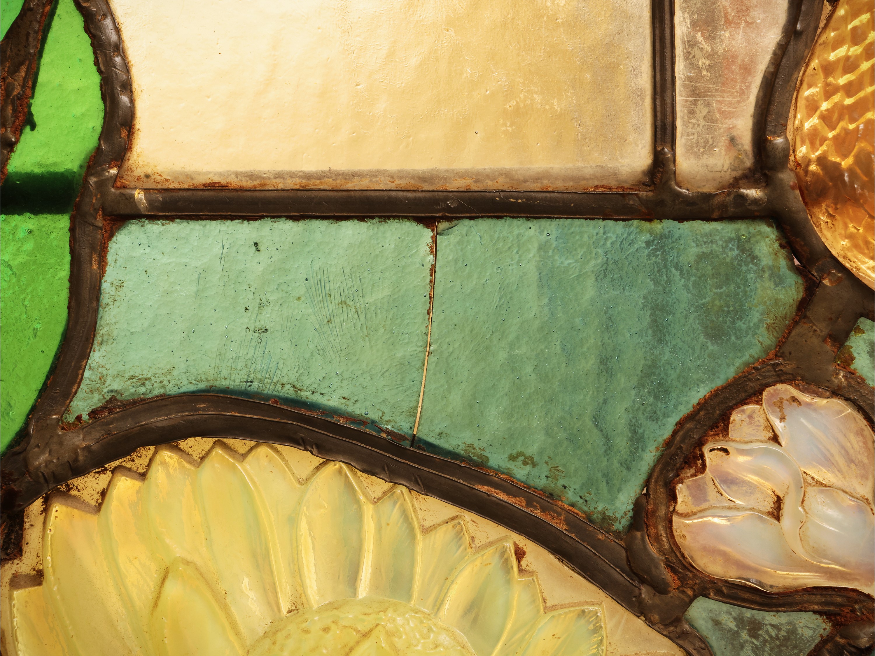 Vetrata Art Nouveau, legatura a piombo con motivi naturalistici in rilievo