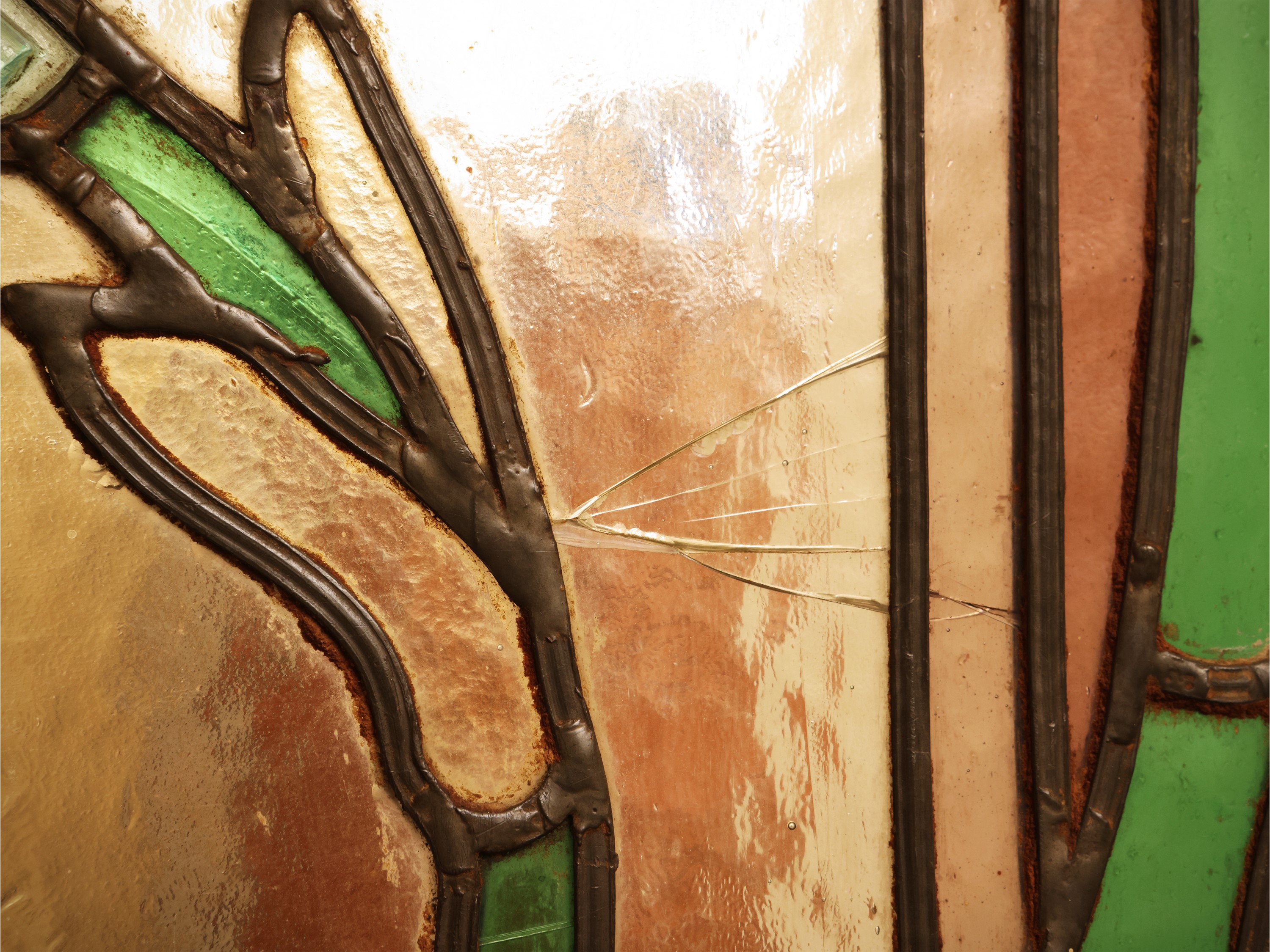 Vetrata Art Nouveau, legatura a piombo con motivi naturalistici in rilievo