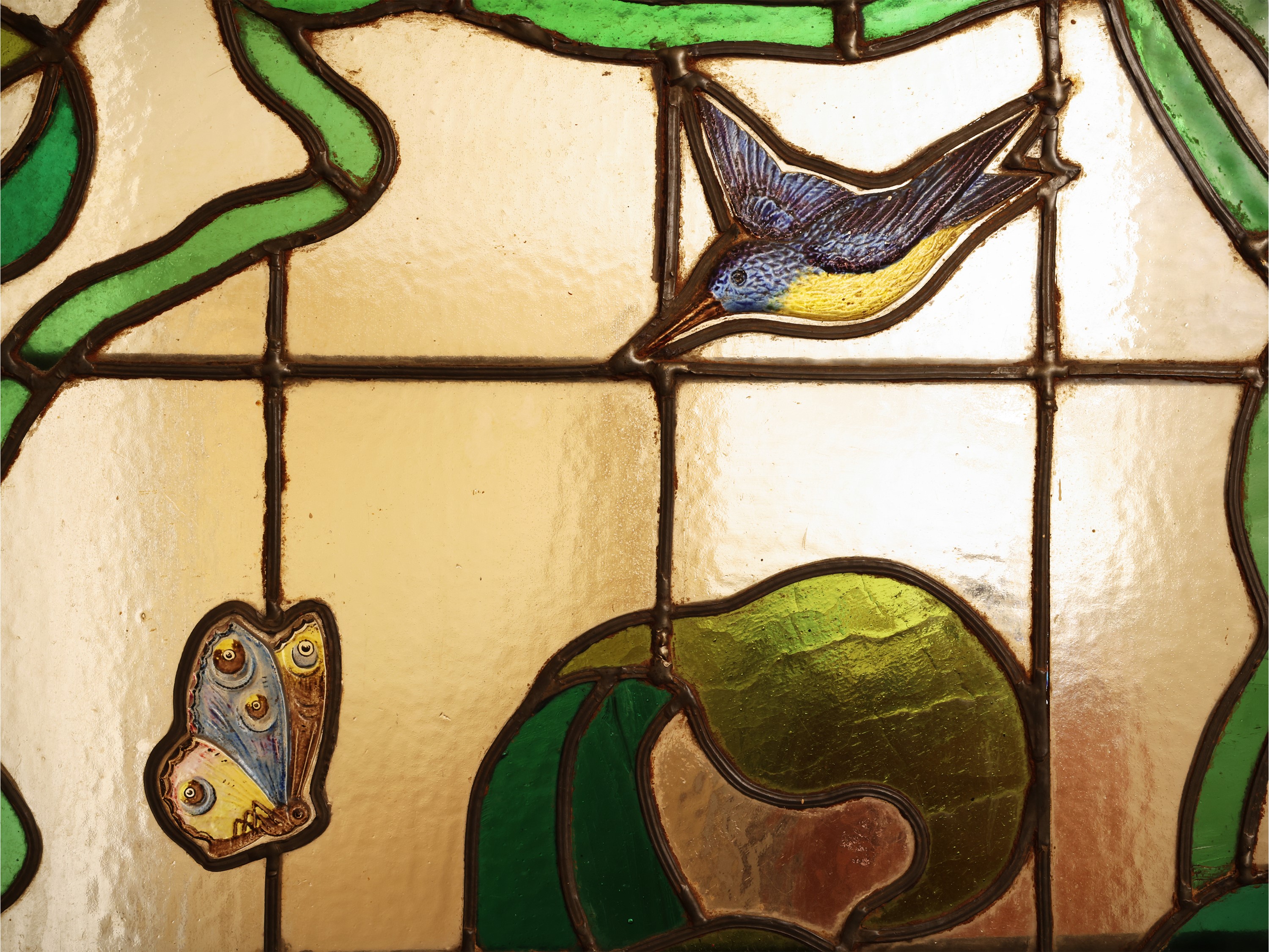 Vetrata Art Nouveau, legatura a piombo con motivi naturalistici in rilievo