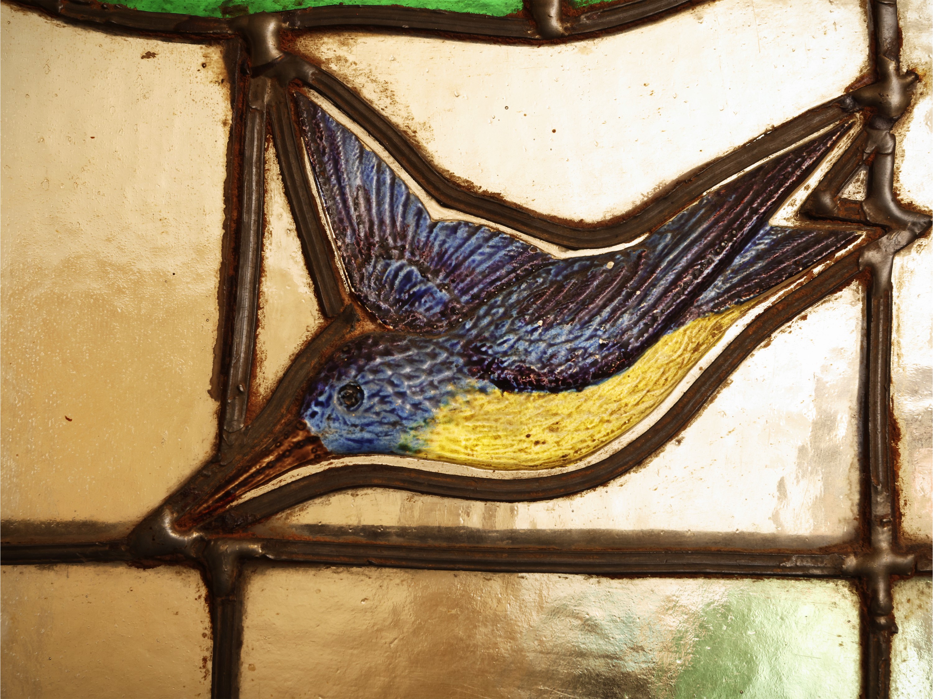 Vetrata Art Nouveau, legatura a piombo con motivi naturalistici in rilievo