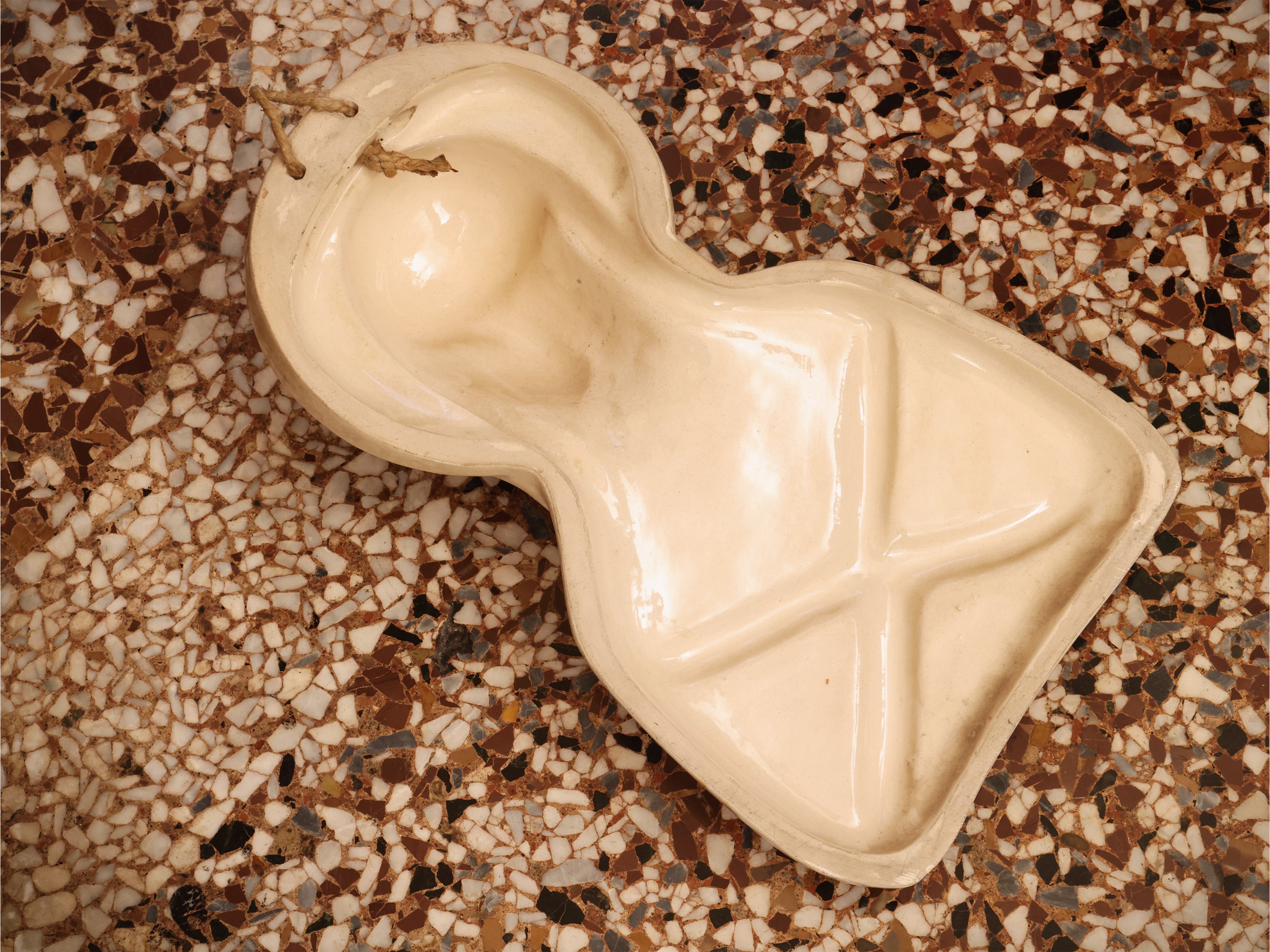Placca in ceramica policroma, Vergine in preghiera