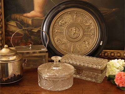 Inizio XX secolo, Accessori decorativi con scatole in cristallo e medaglione in tole istoriata a ...