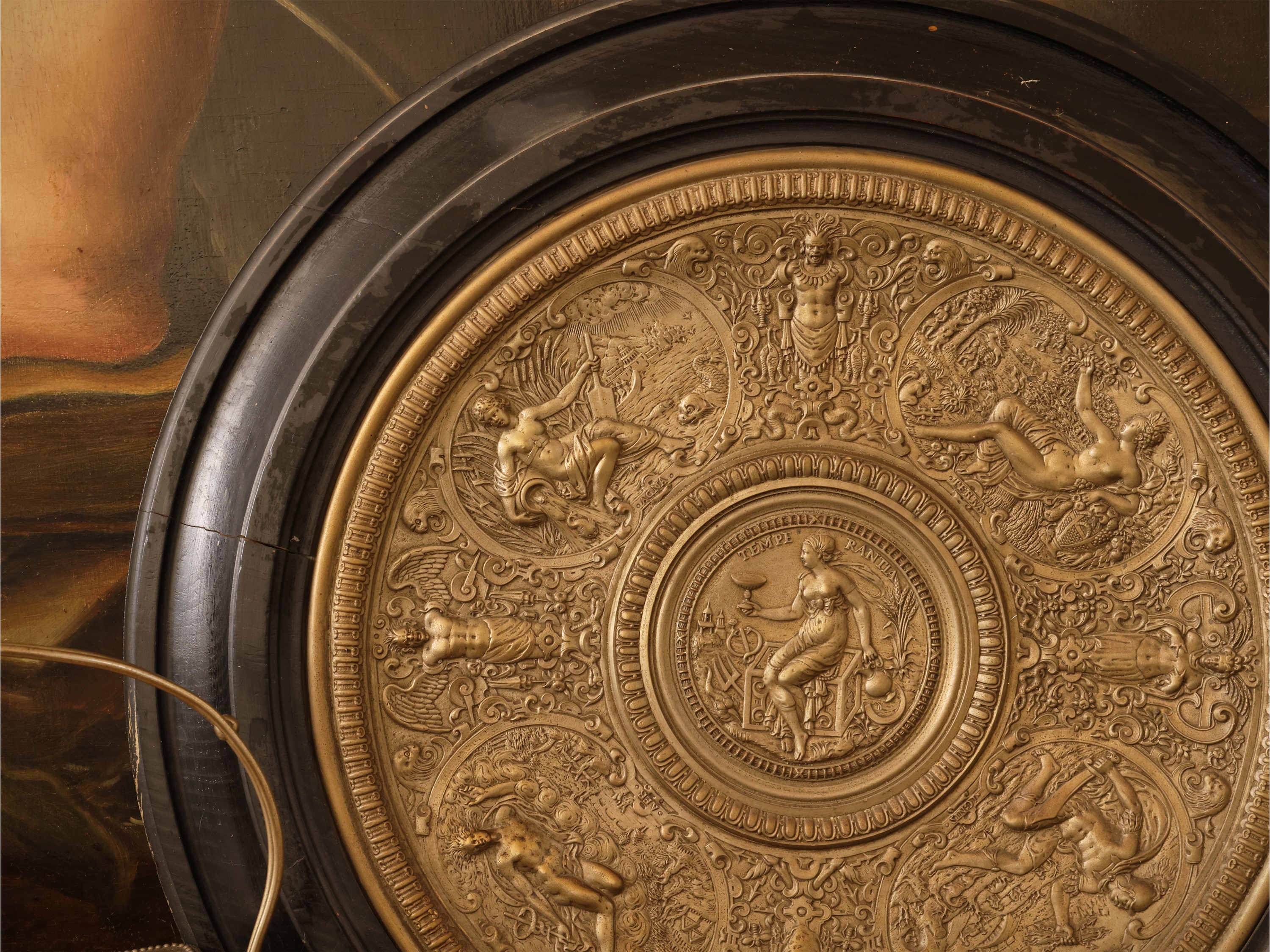 Inizio XX secolo, Accessori decorativi con scatole in cristallo e medaglione in tole istoriata a ...