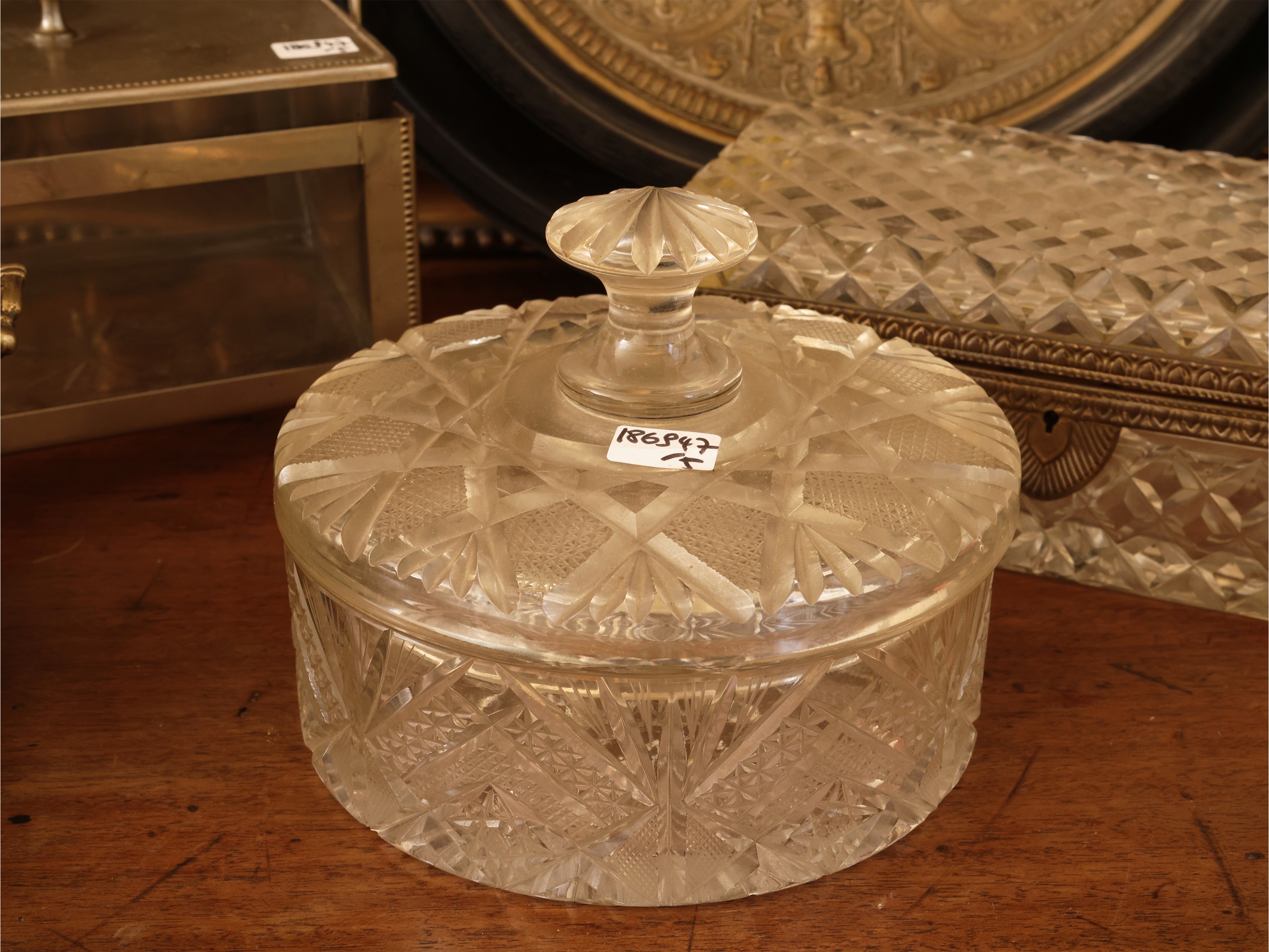 Inizio XX secolo, Accessori decorativi con scatole in cristallo e medaglione in tole istoriata a ...