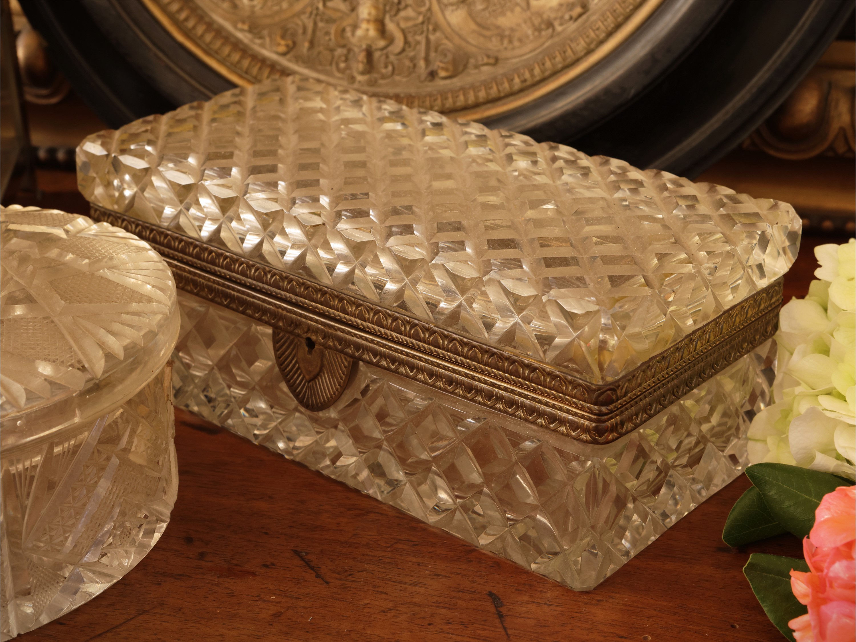 Inizio XX secolo, Accessori decorativi con scatole in cristallo e medaglione in tole istoriata a ...