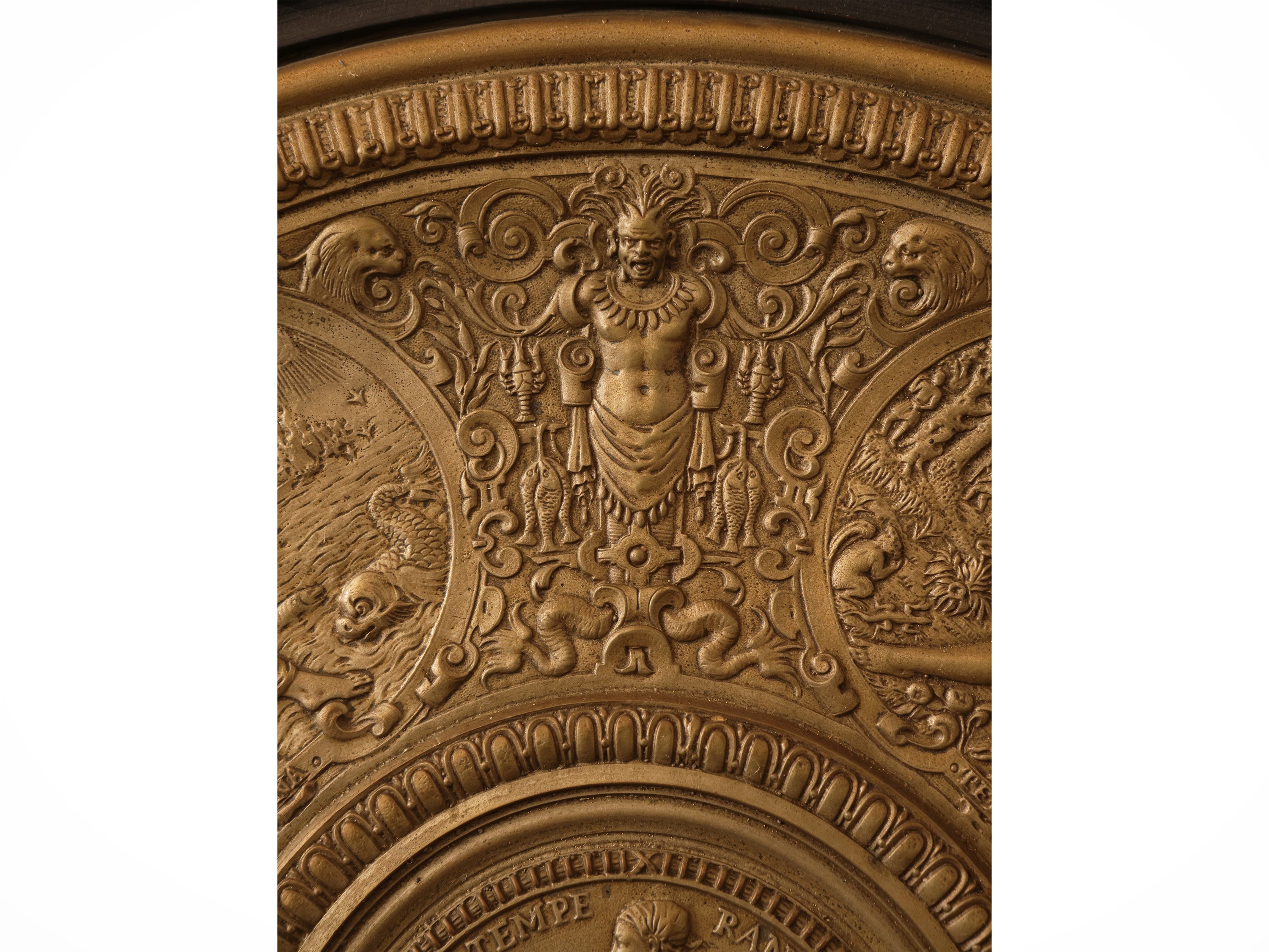 Inizio XX secolo, Accessori decorativi con scatole in cristallo e medaglione in tole istoriata a ...