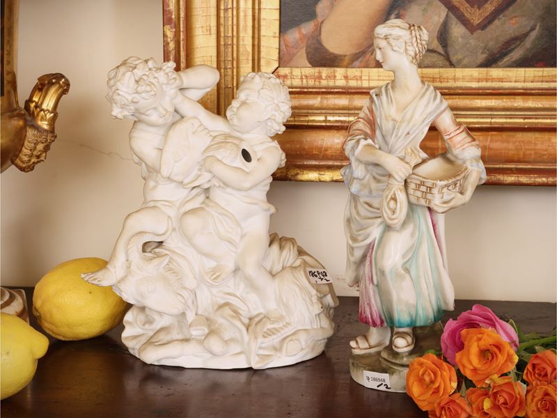 Capodimonte, Due gruppi in porcellana con putti e figura femminile