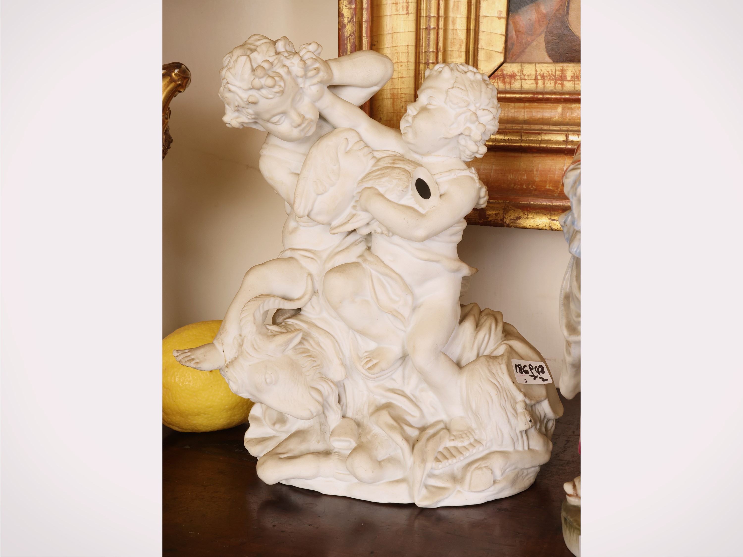 Capodimonte, Due gruppi in porcellana con putti e figura femminile