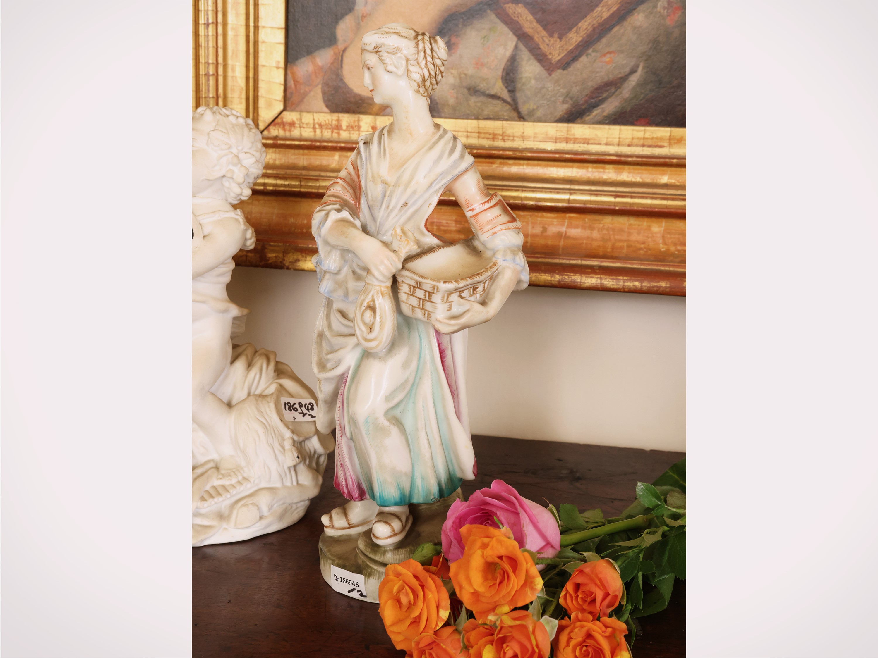 Capodimonte, Due gruppi in porcellana con putti e figura femminile