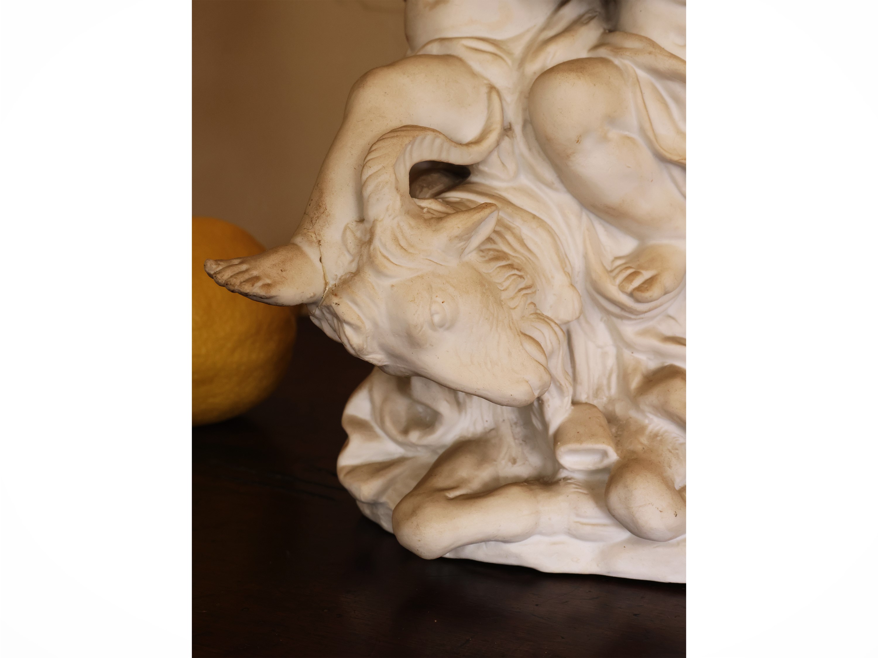 Capodimonte, Due gruppi in porcellana con putti e figura femminile