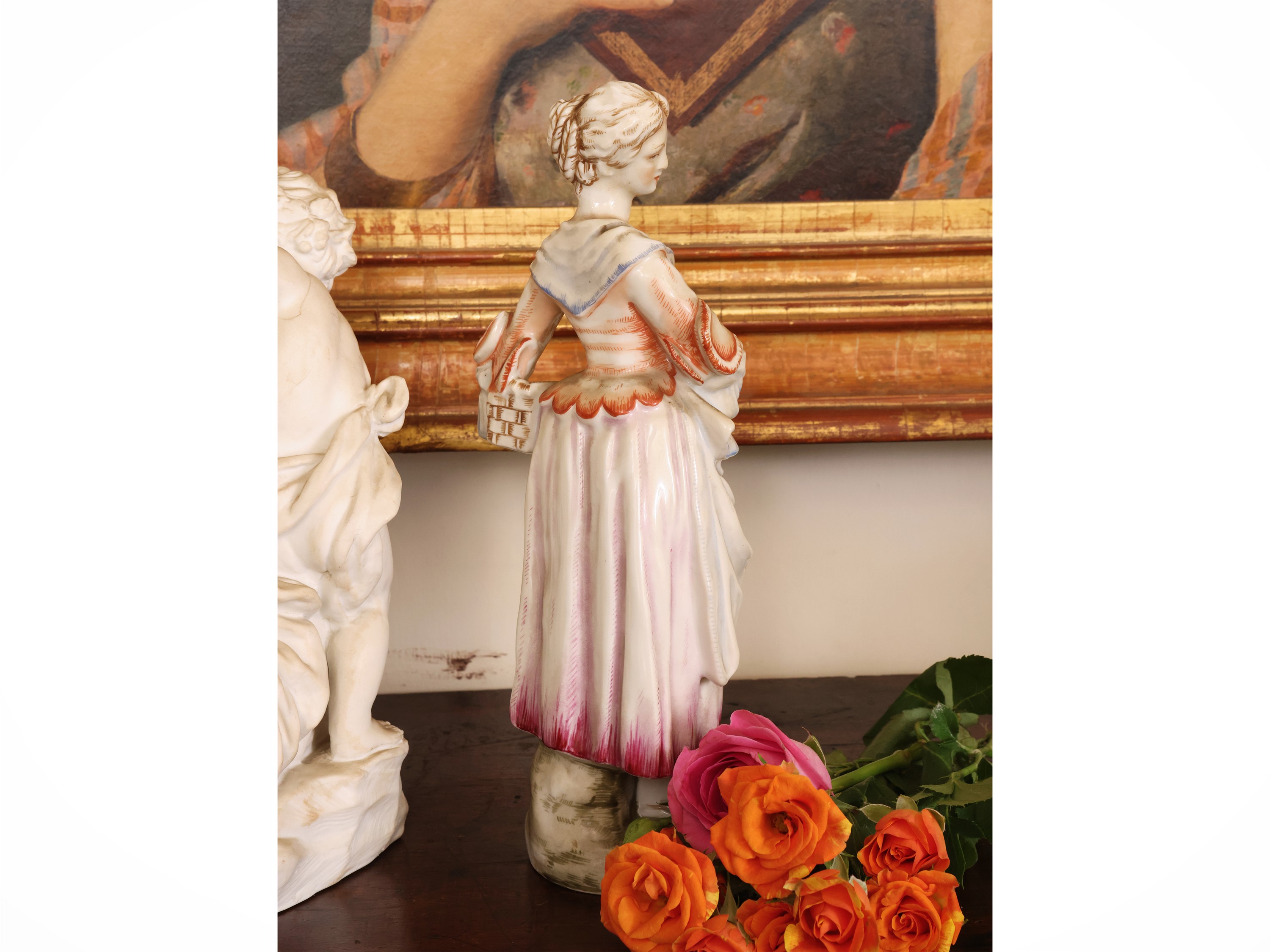 Capodimonte, Due gruppi in porcellana con putti e figura femminile
