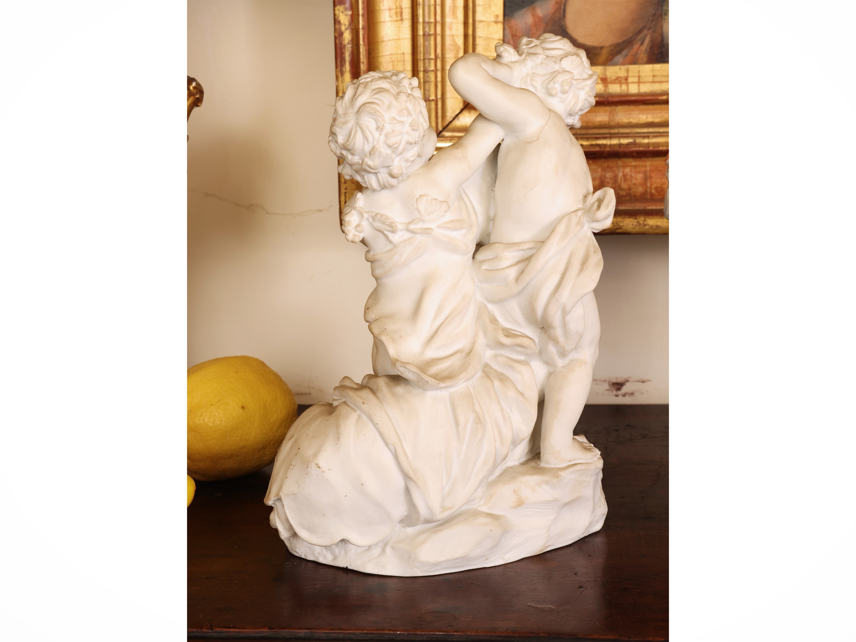 Capodimonte, Due gruppi in porcellana con putti e figura femminile