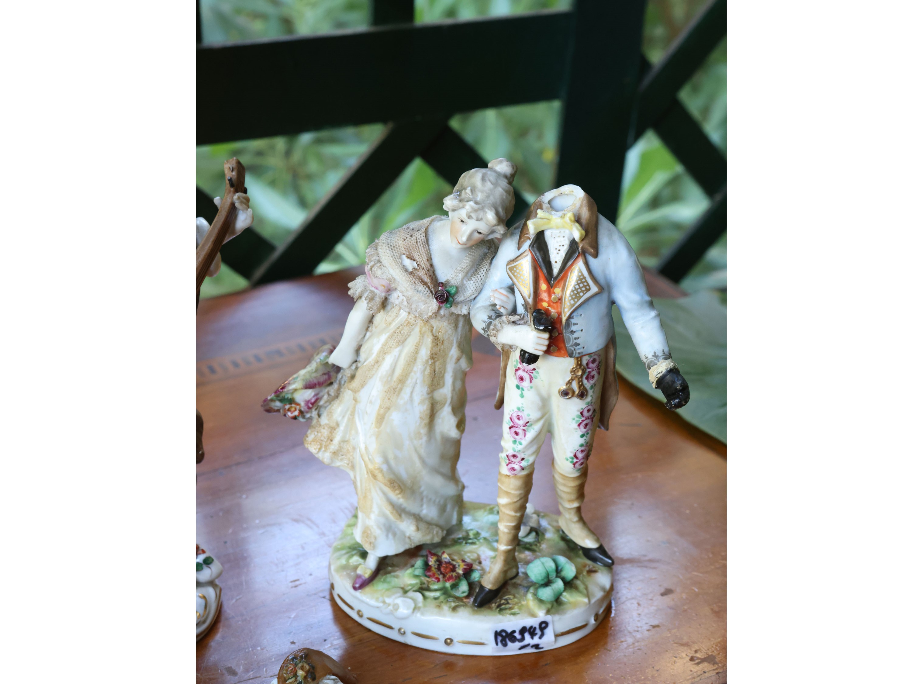 Porcellana tedesca, Due gruppi figurativi (dama e cavaliere; musicista orientale)