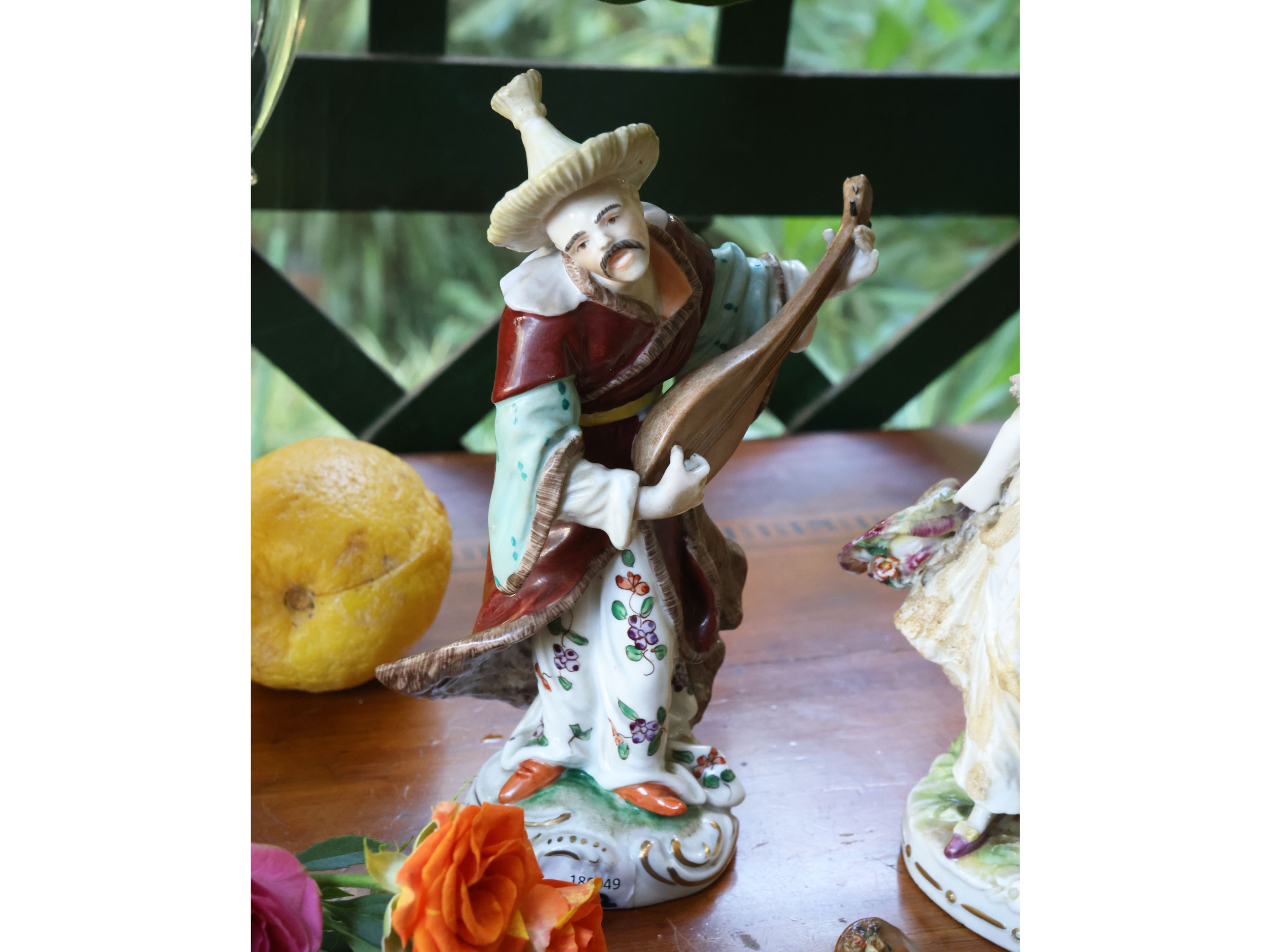 Porcellana tedesca, Due gruppi figurativi (dama e cavaliere; musicista orientale)