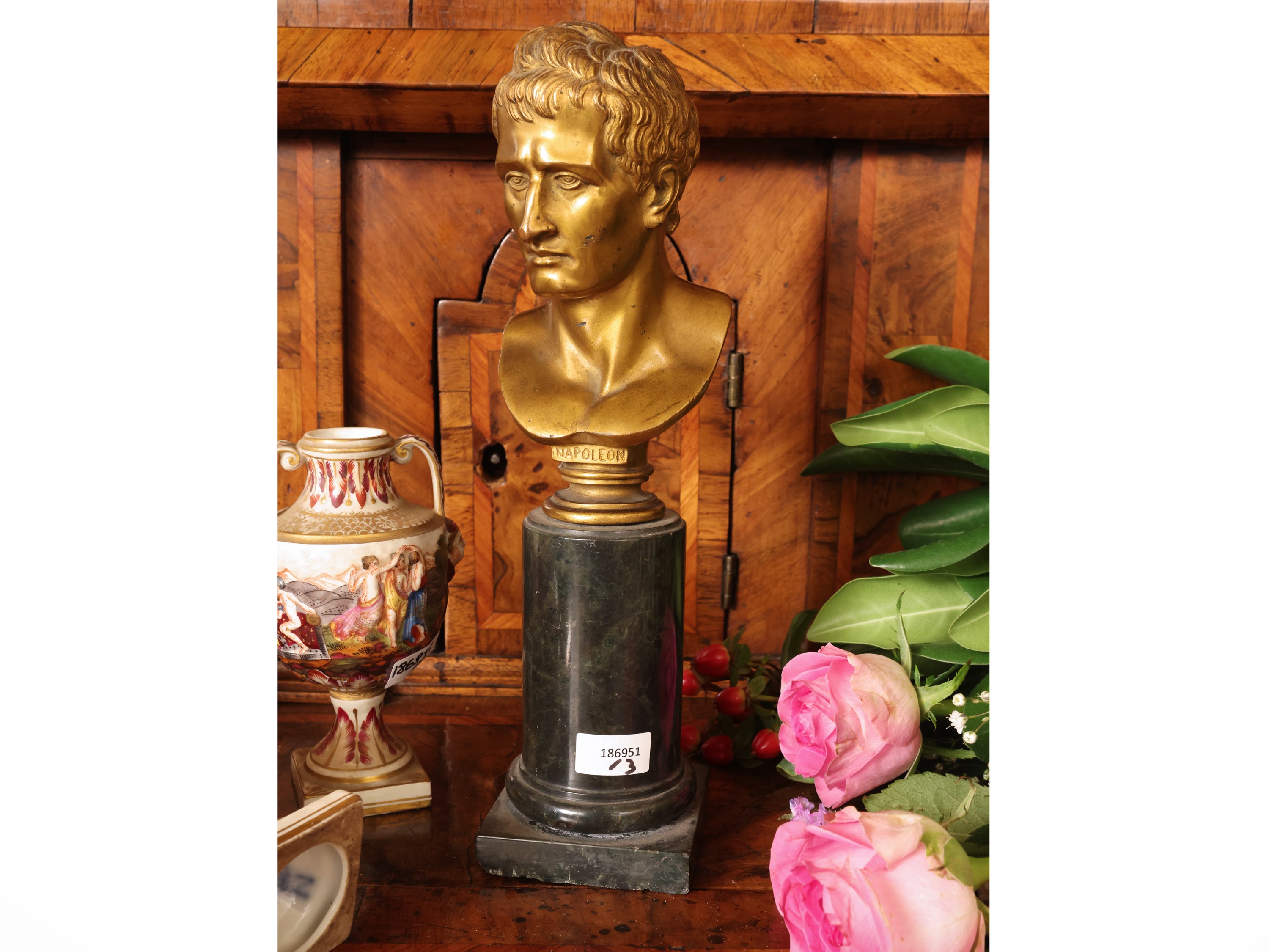 Curiosità, busto di Napoleone in bronzo dorato e due vasetti in porcellana Capodimonte