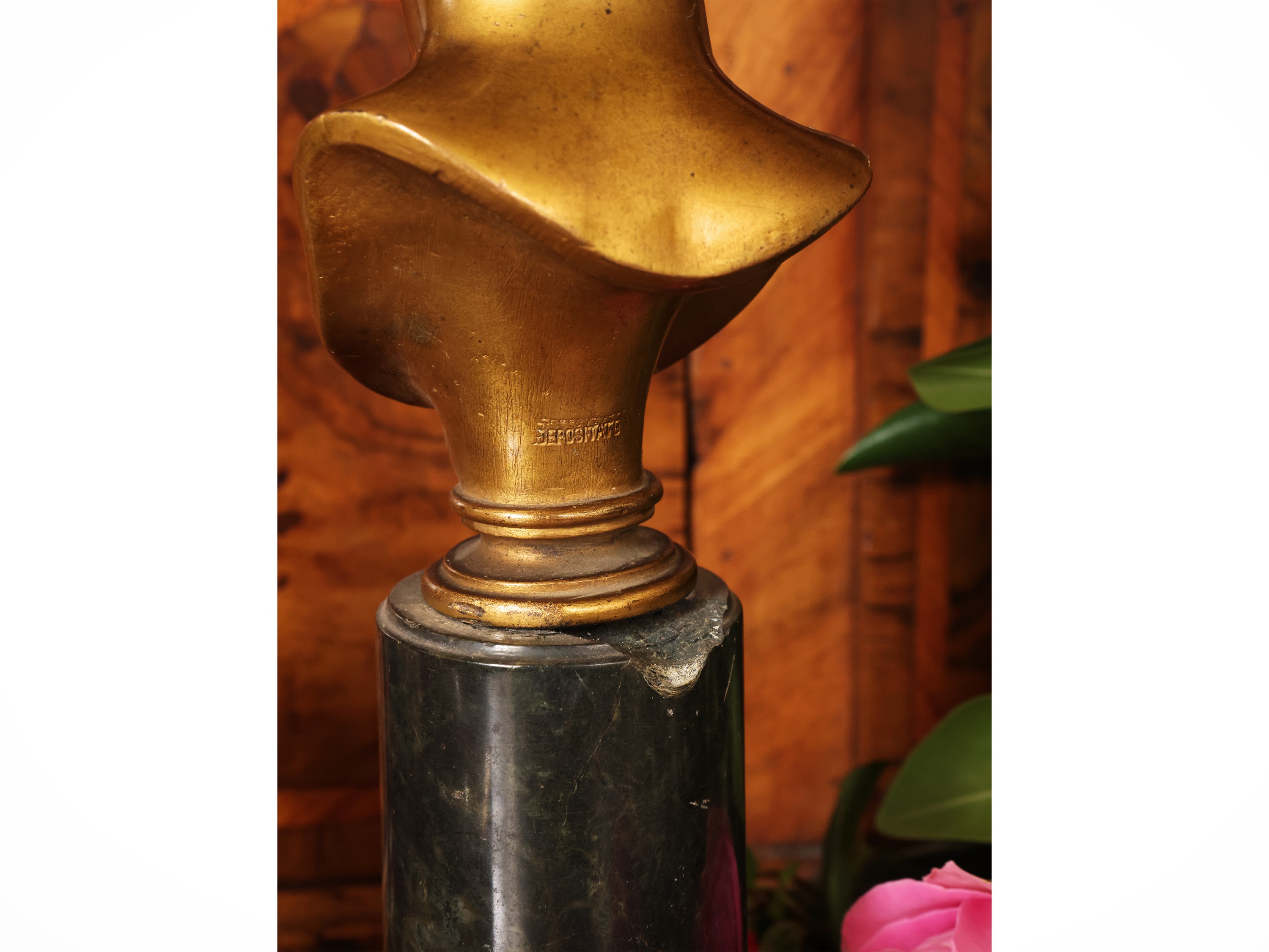 Curiosità, busto di Napoleone in bronzo dorato e due vasetti in porcellana Capodimonte