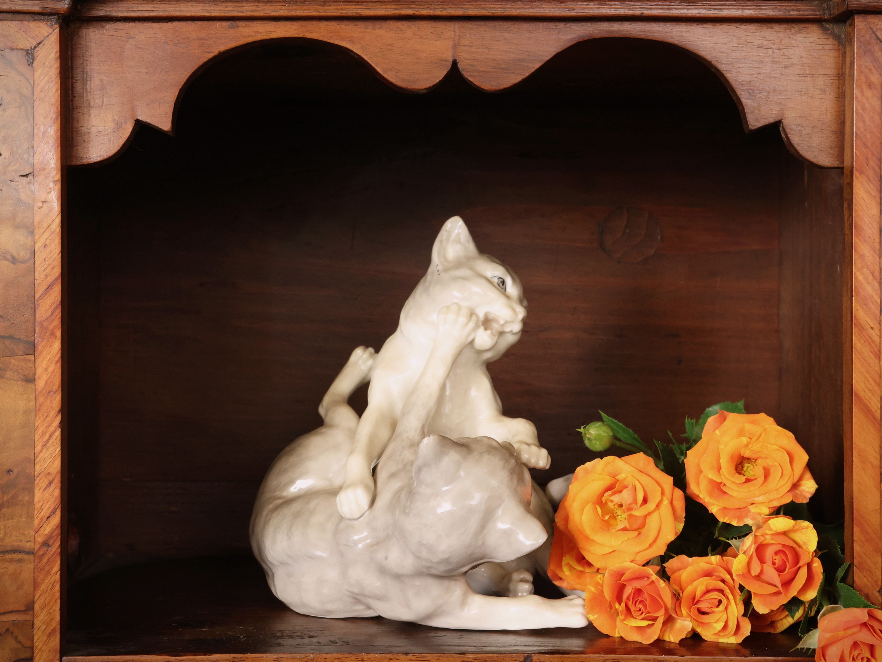 Gruppo in ceramica raffigurante gatti