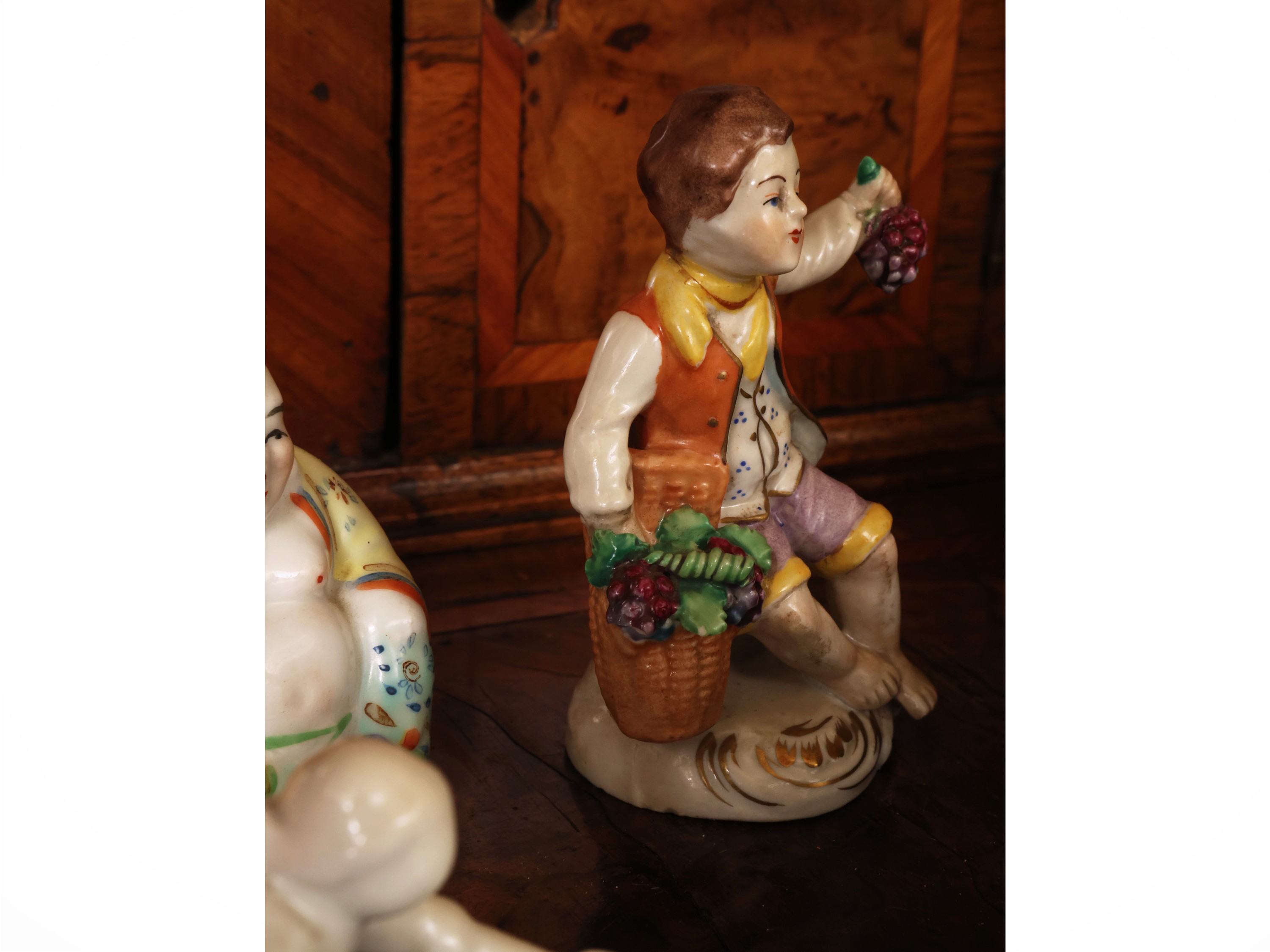 Curiosità in porcellana, figure pasquali (coniglio e carretto con uovo di Pasqua)