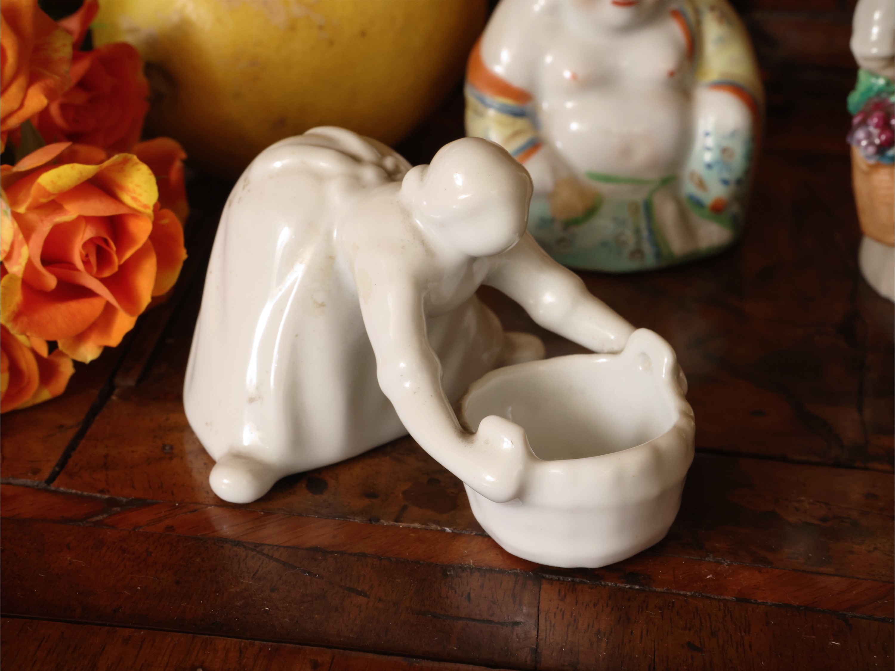 Curiosità in porcellana, figure pasquali (coniglio e carretto con uovo di Pasqua)