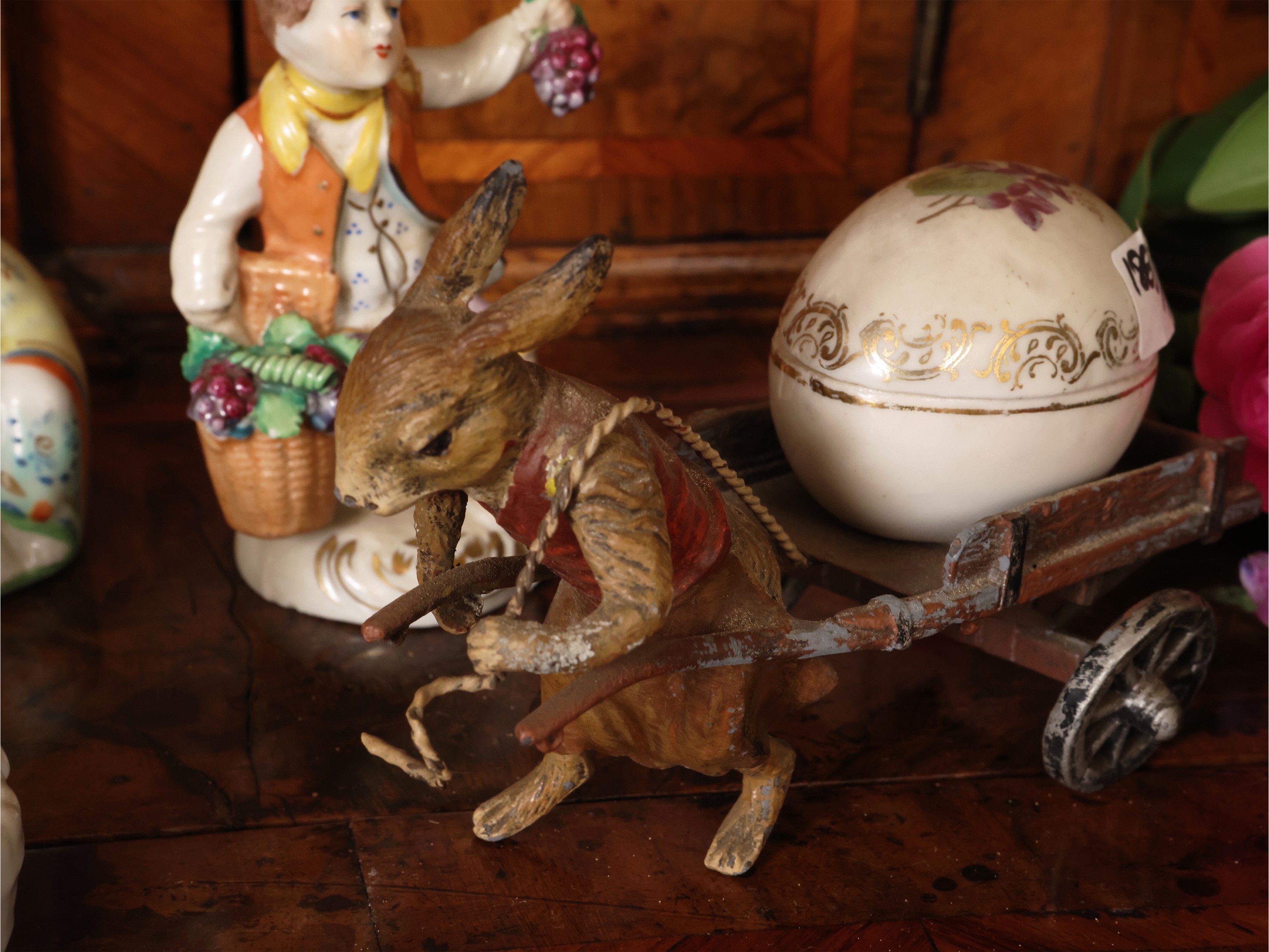 Curiosità in porcellana, figure pasquali (coniglio e carretto con uovo di Pasqua)