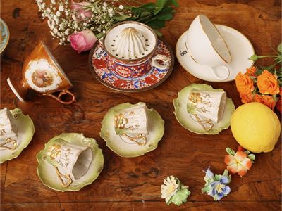 Accessori d’epoca in porcellana, tazzine in stile Liberty, spremi limone e tazza istoriata