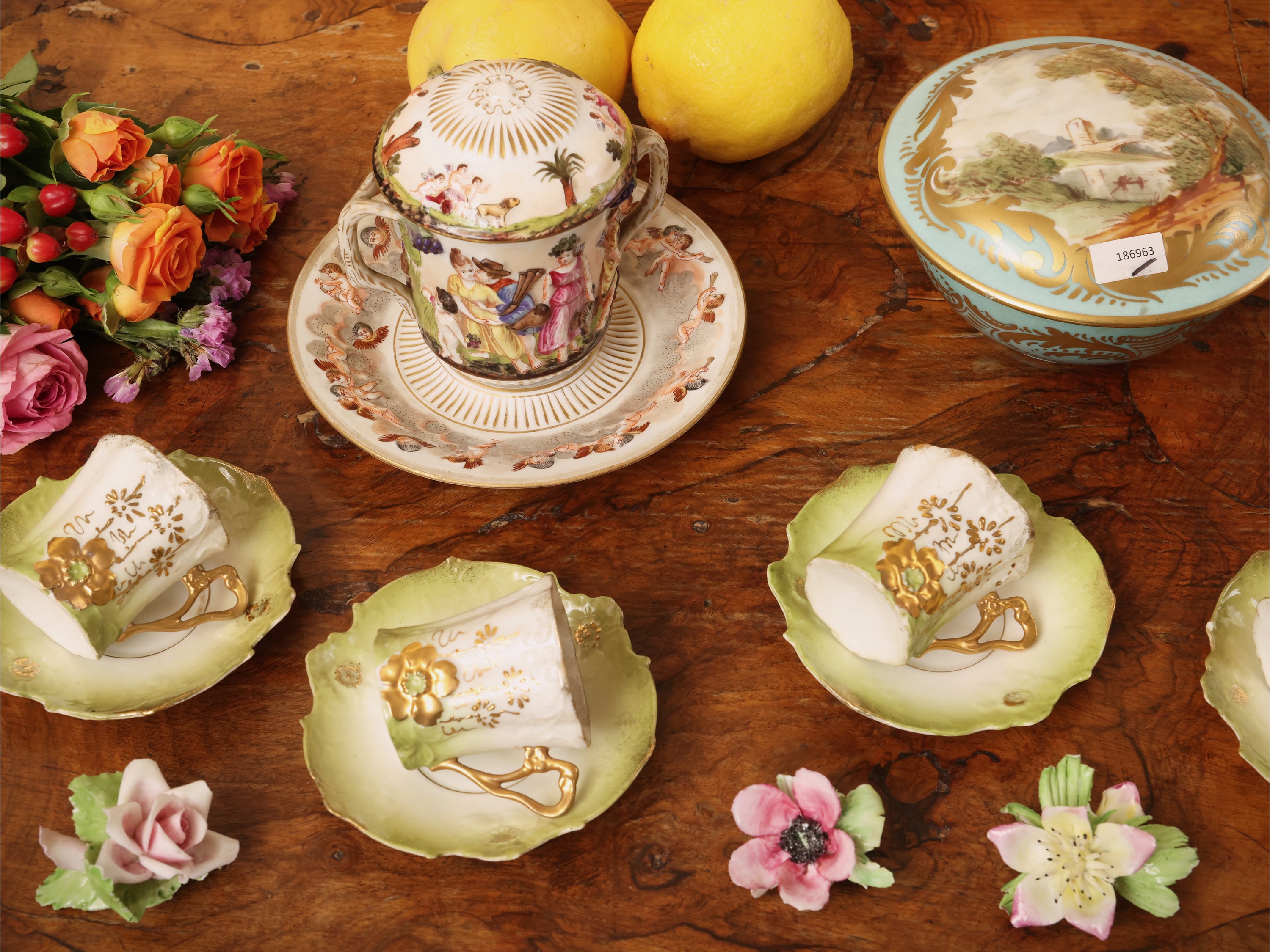 Accessori d’epoca in porcellana, tazzine in stile Liberty, spremi limone e tazza istoriata